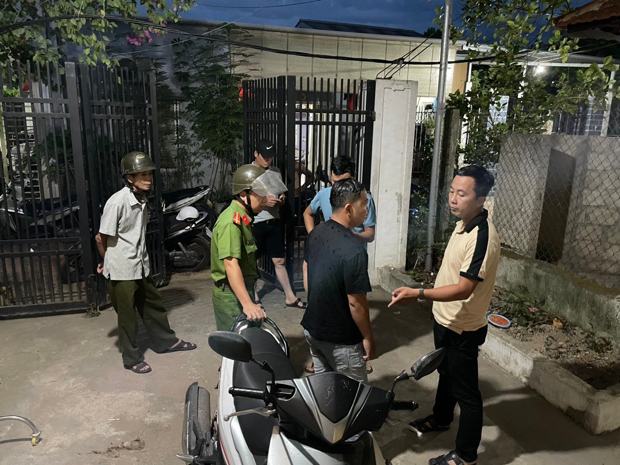 Nam thanh niên giả danh công an tiếp cận các nữ sinh nhằm thực hiện ý đồ xấu - Ảnh 2.