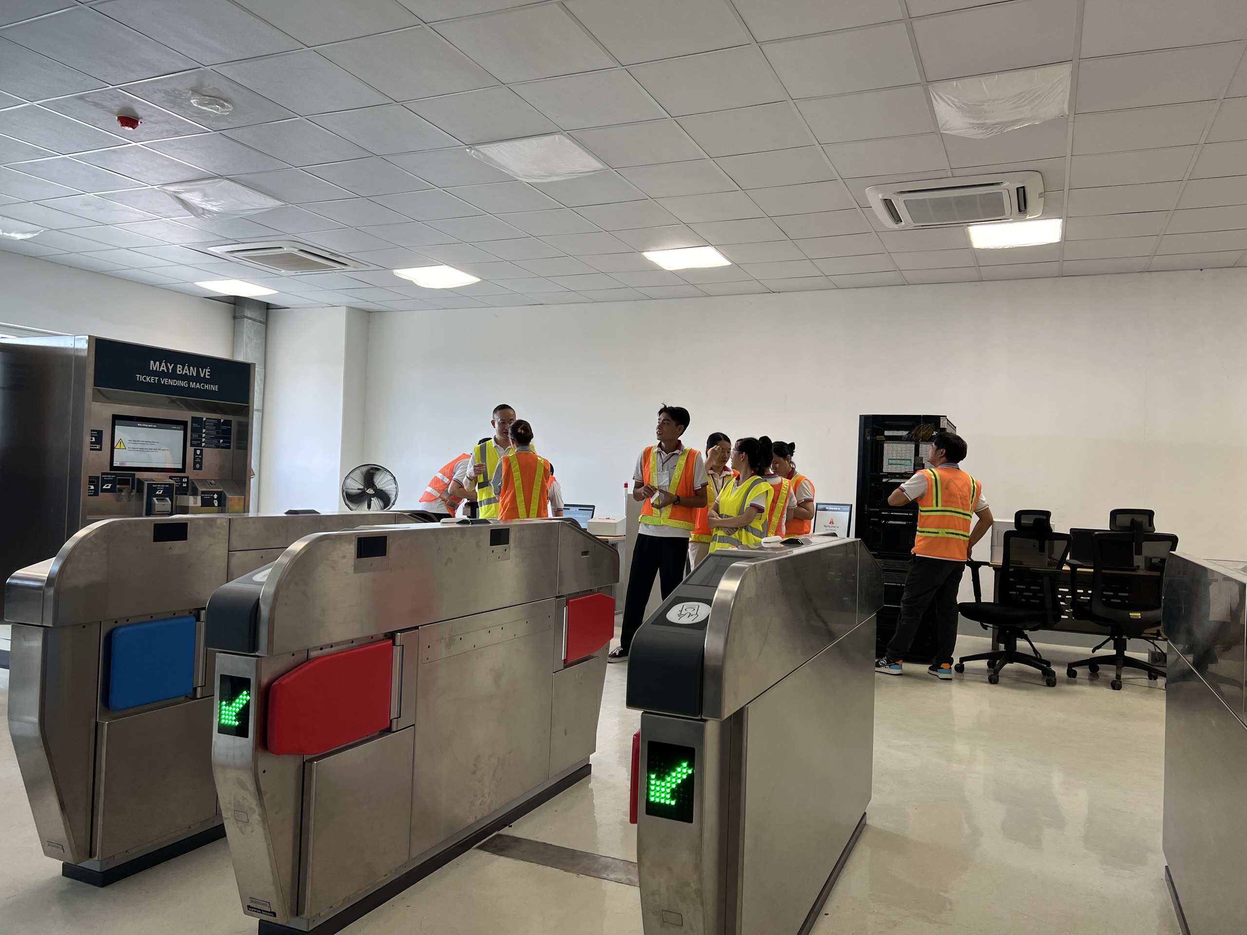 Nhân viên ga metro số 1 TP.HCM thực hành thu phí tự động - Ảnh 1.