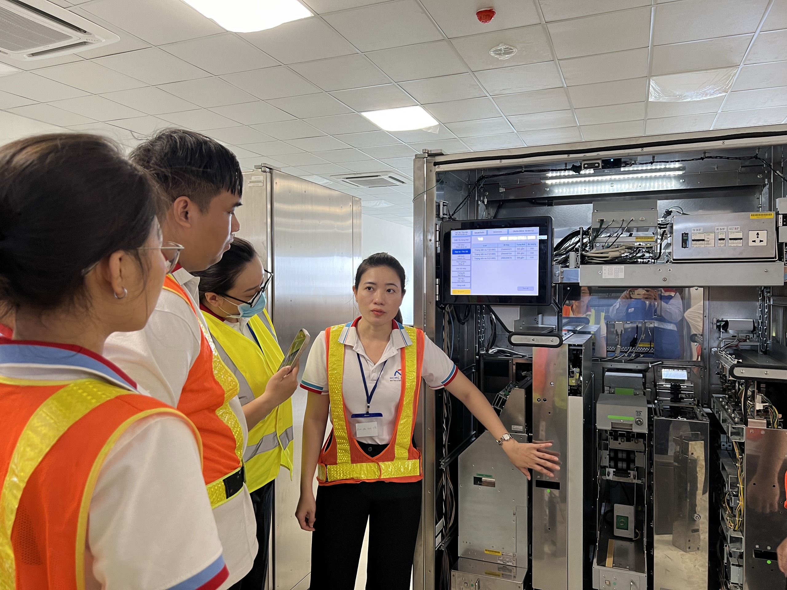 Nhân viên ga metro số 1 TP.HCM thực hành thu phí tự động - Ảnh 6.