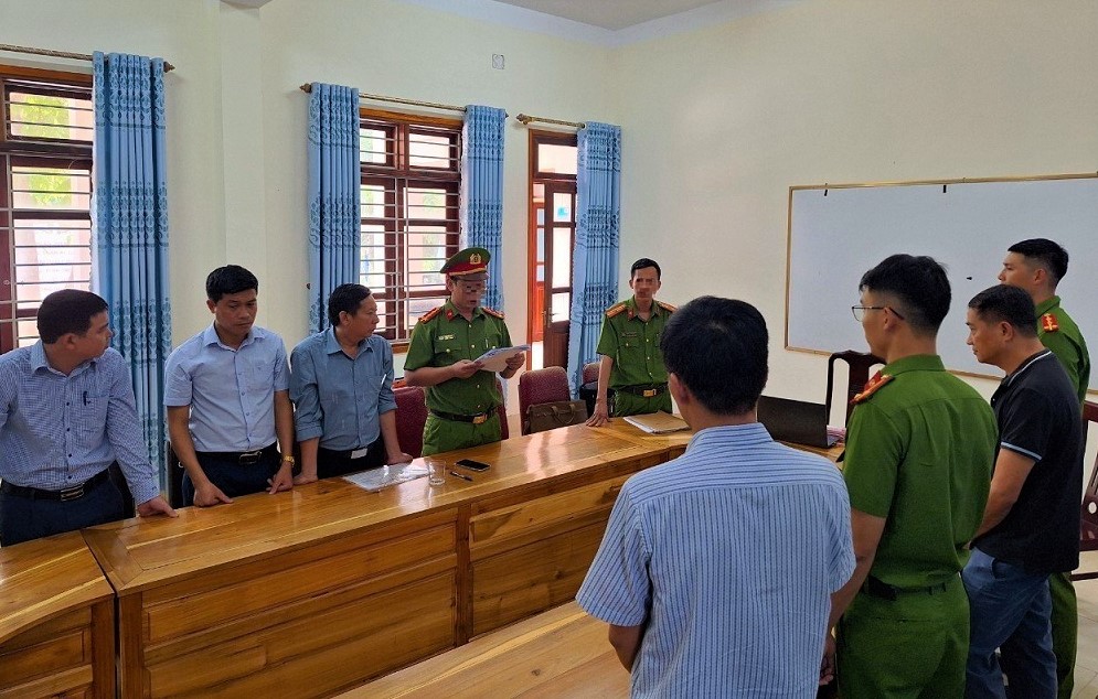 Bắt 1 hiệu trưởng trường dân tộc bán trú về hành vi tham ô tài sản- Ảnh 1.