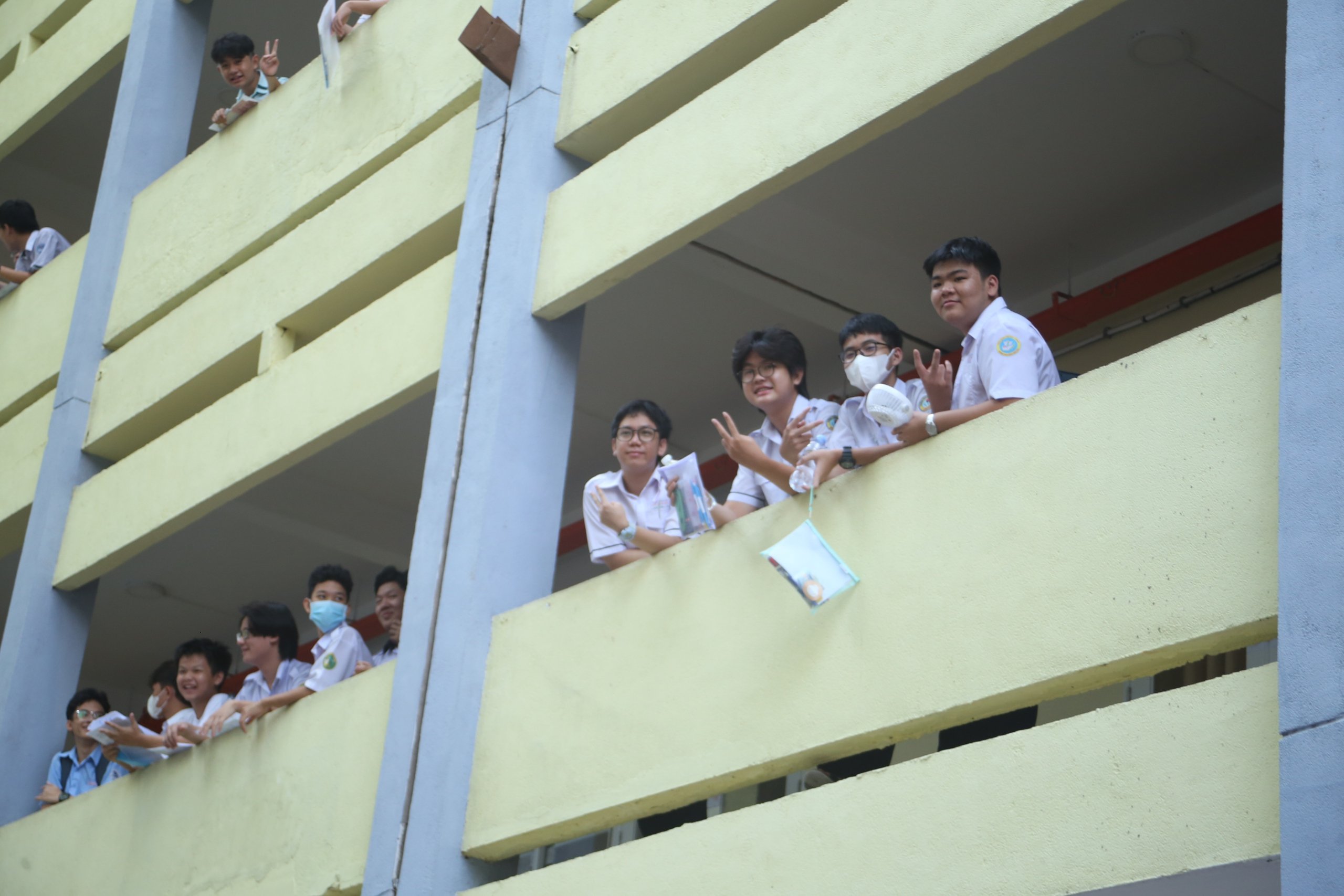 Gặp tai nạn trên đường đi thi, thí sinh được CSGT đưa đến điểm thi kịp thời- Ảnh 1.