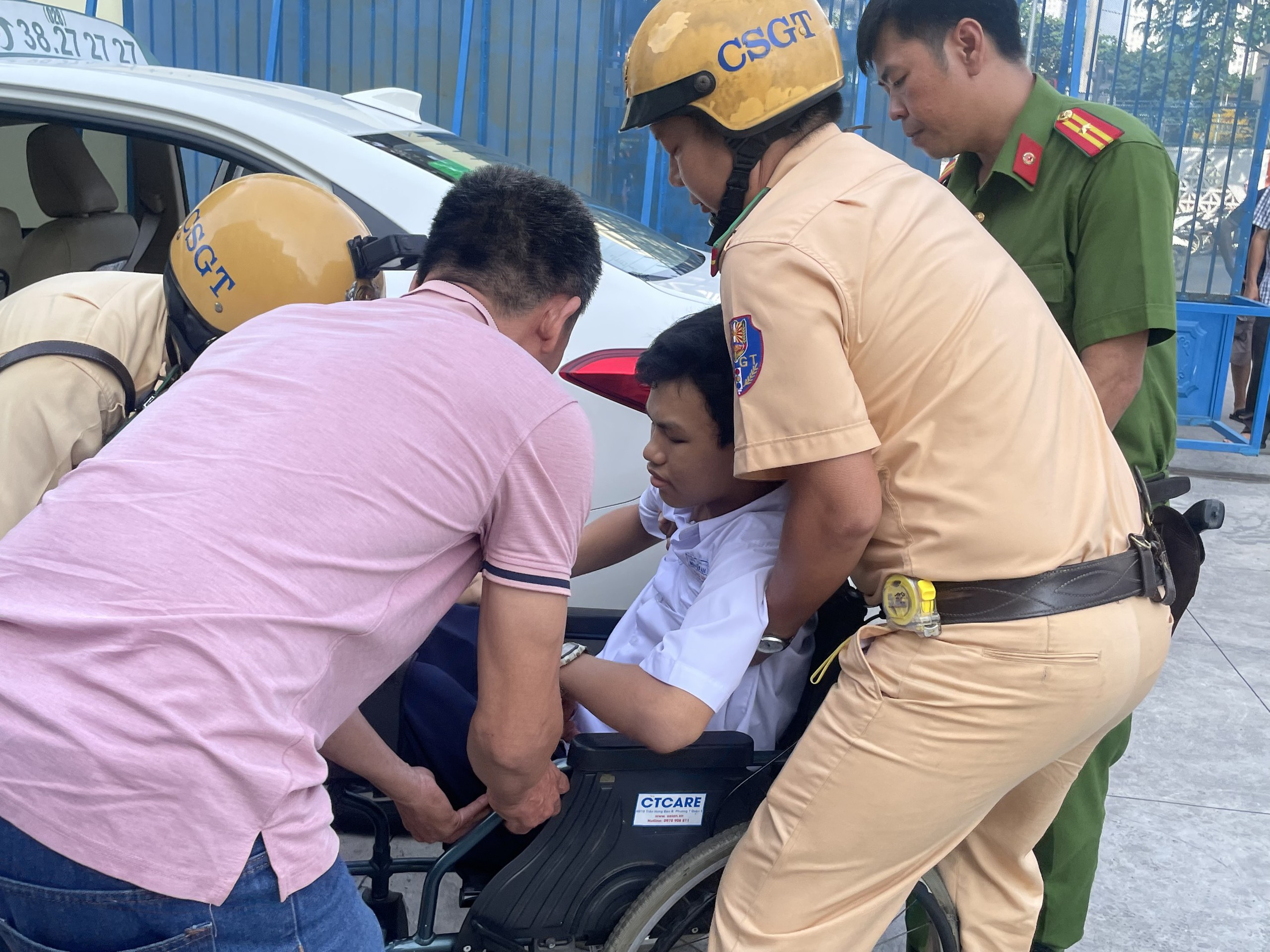 Gặp tai nạn trên đường đi thi, thí sinh được CSGT đưa đến điểm thi kịp thời- Ảnh 3.