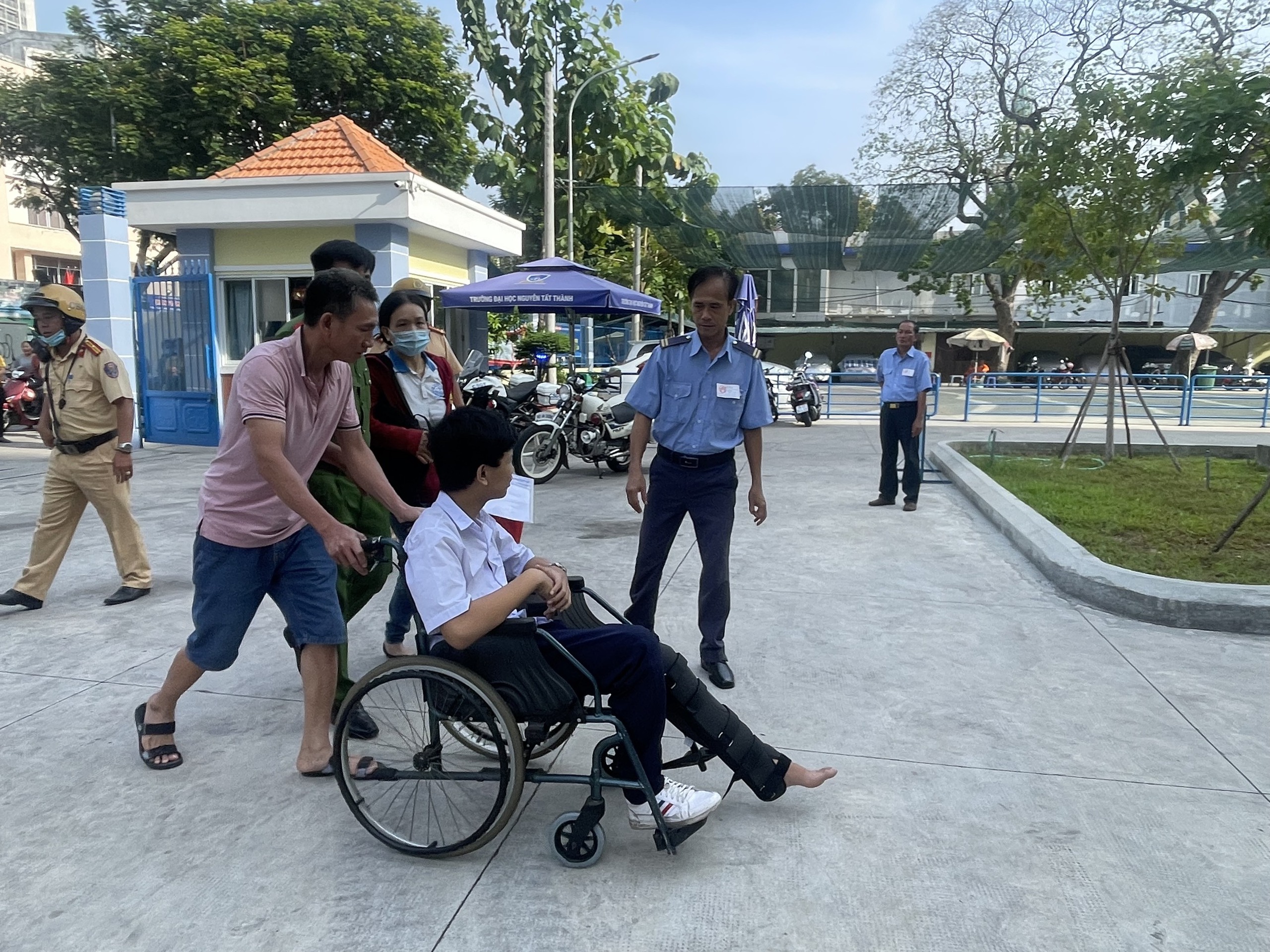 Gặp tai nạn trên đường đi thi, thí sinh được CSGT đưa đến điểm thi kịp thời- Ảnh 5.