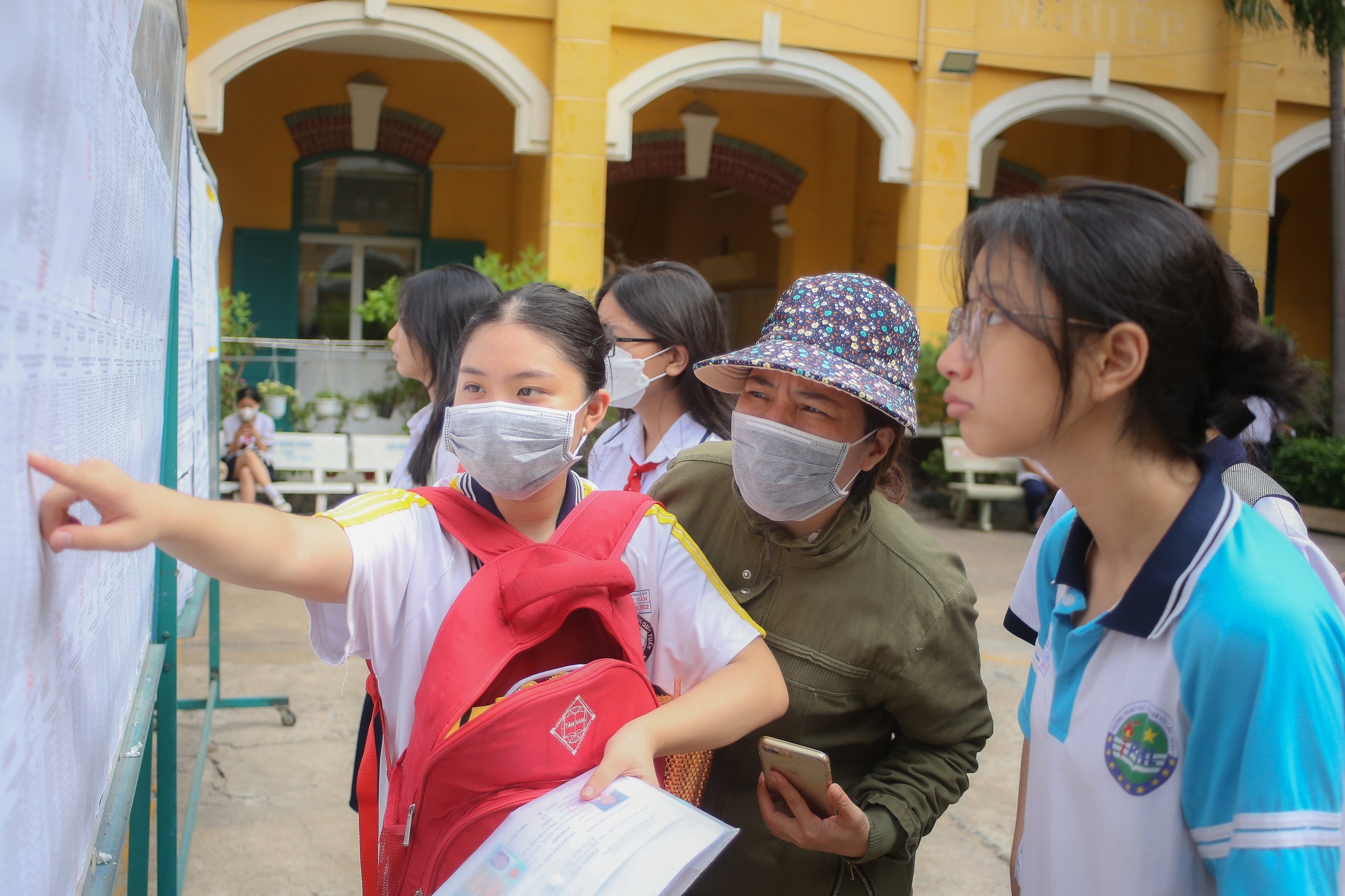 Nhìn lại những khoảnh khắc ấn tượng trong kỳ thi lớp 10 tại TP.HCM- Ảnh 1.