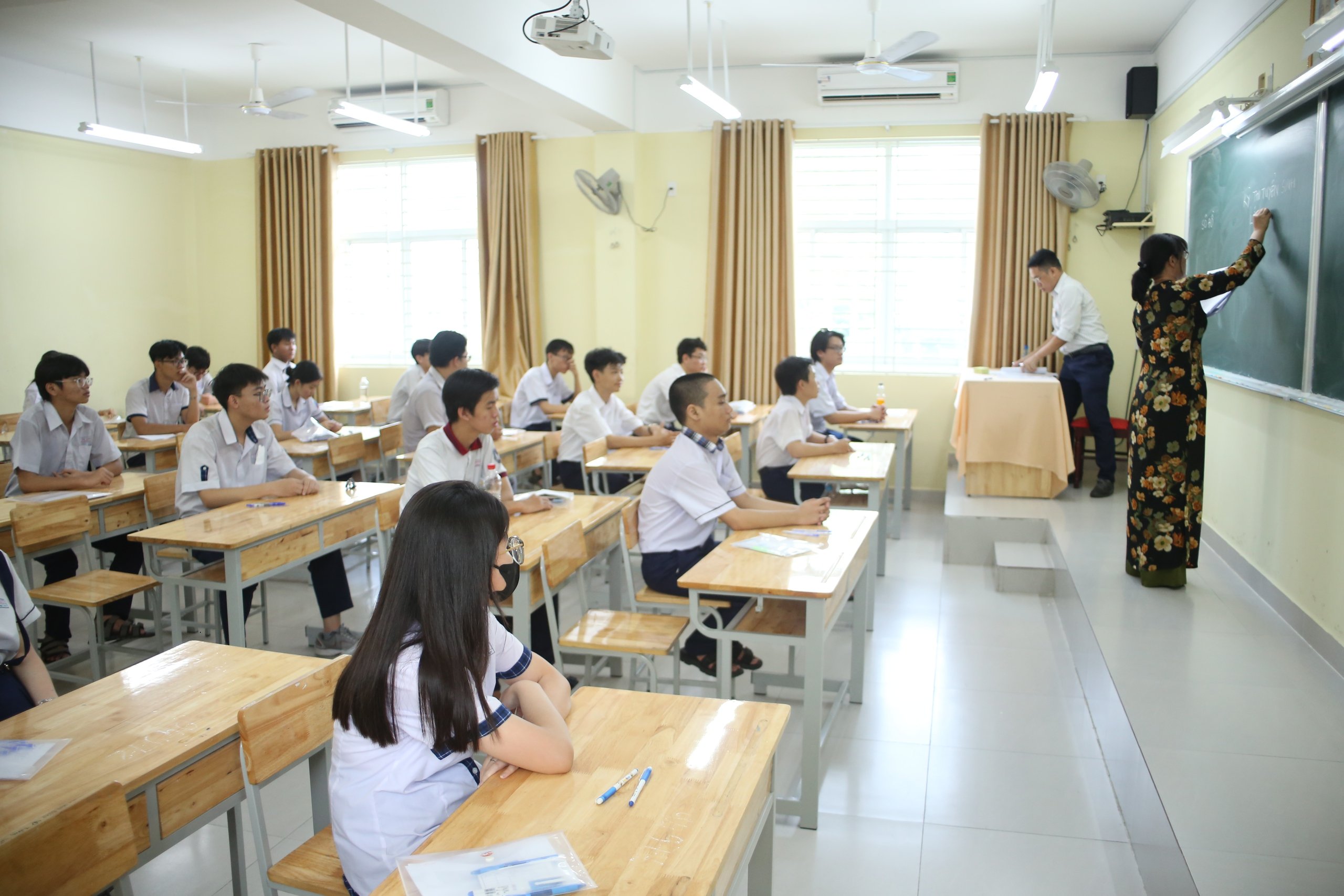 Nhìn lại những khoảnh khắc ấn tượng trong kỳ thi lớp 10 tại TP.HCM- Ảnh 10.