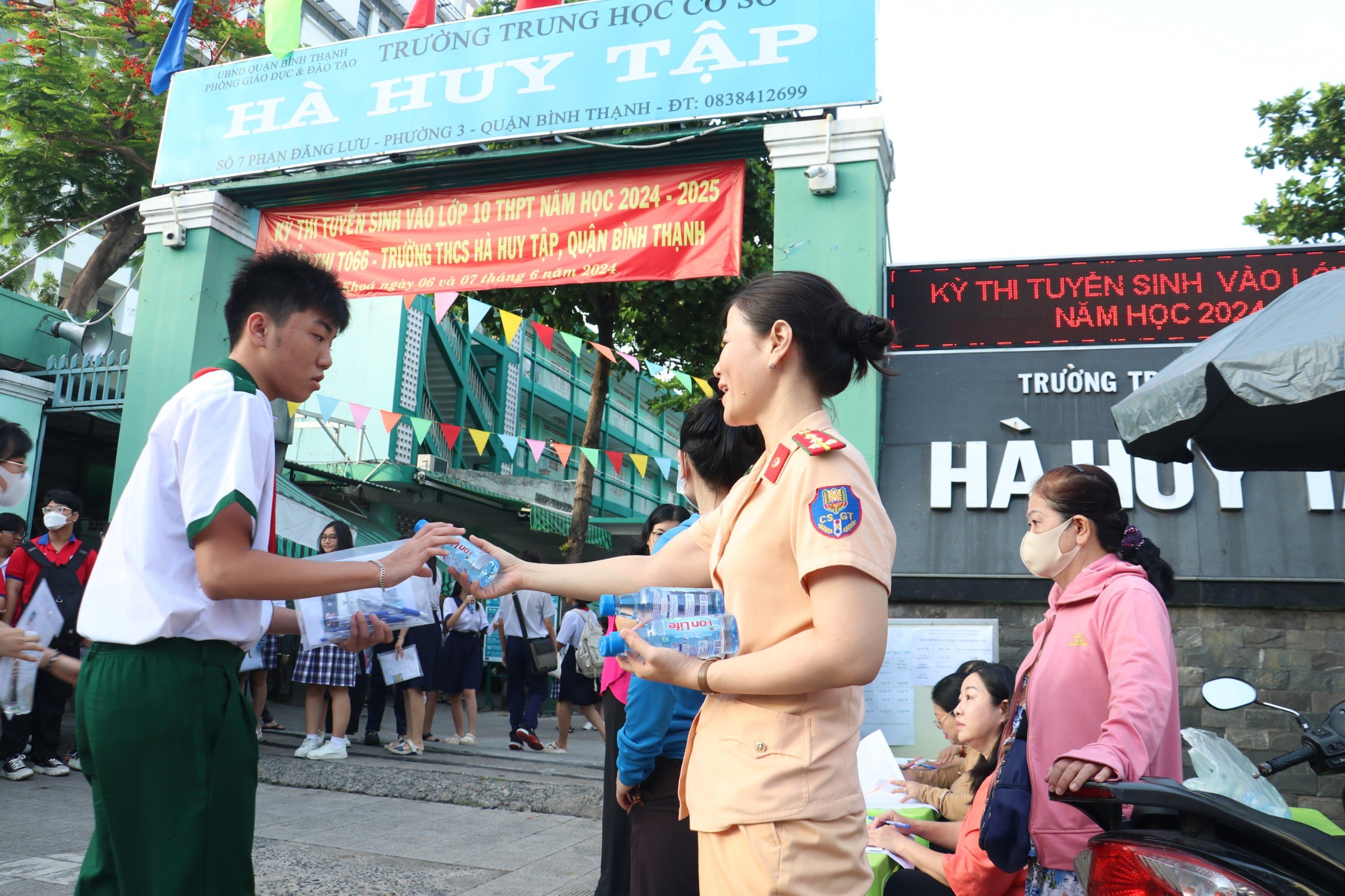 Nhìn lại những khoảnh khắc ấn tượng trong kỳ thi lớp 10 tại TP.HCM- Ảnh 16.