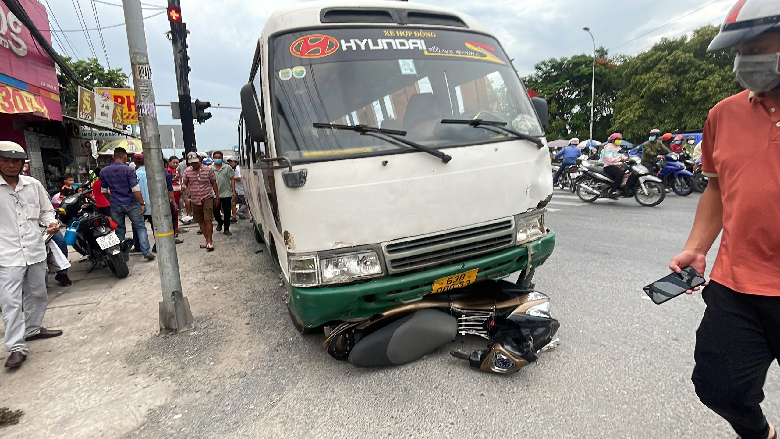 Bắt tạm giam tài xế xe chở công nhân đâm hàng loạt xe máy, làm chết 2 người tại Long An- Ảnh 1.