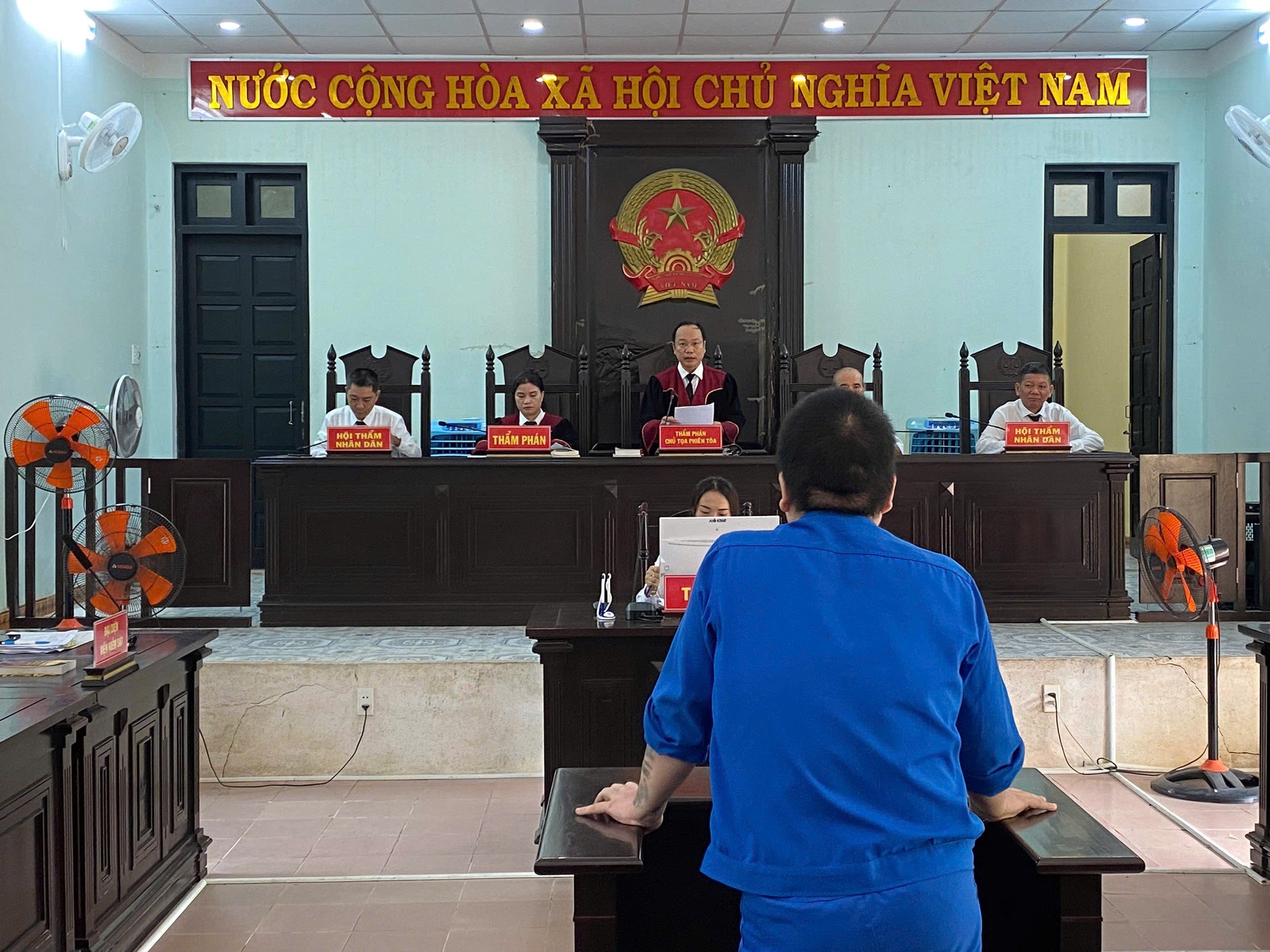 Mâu thuẫn từ tranh chấp vỉa hè, cháu chém vợ chồng chú ruột trọng thương- Ảnh 2.
