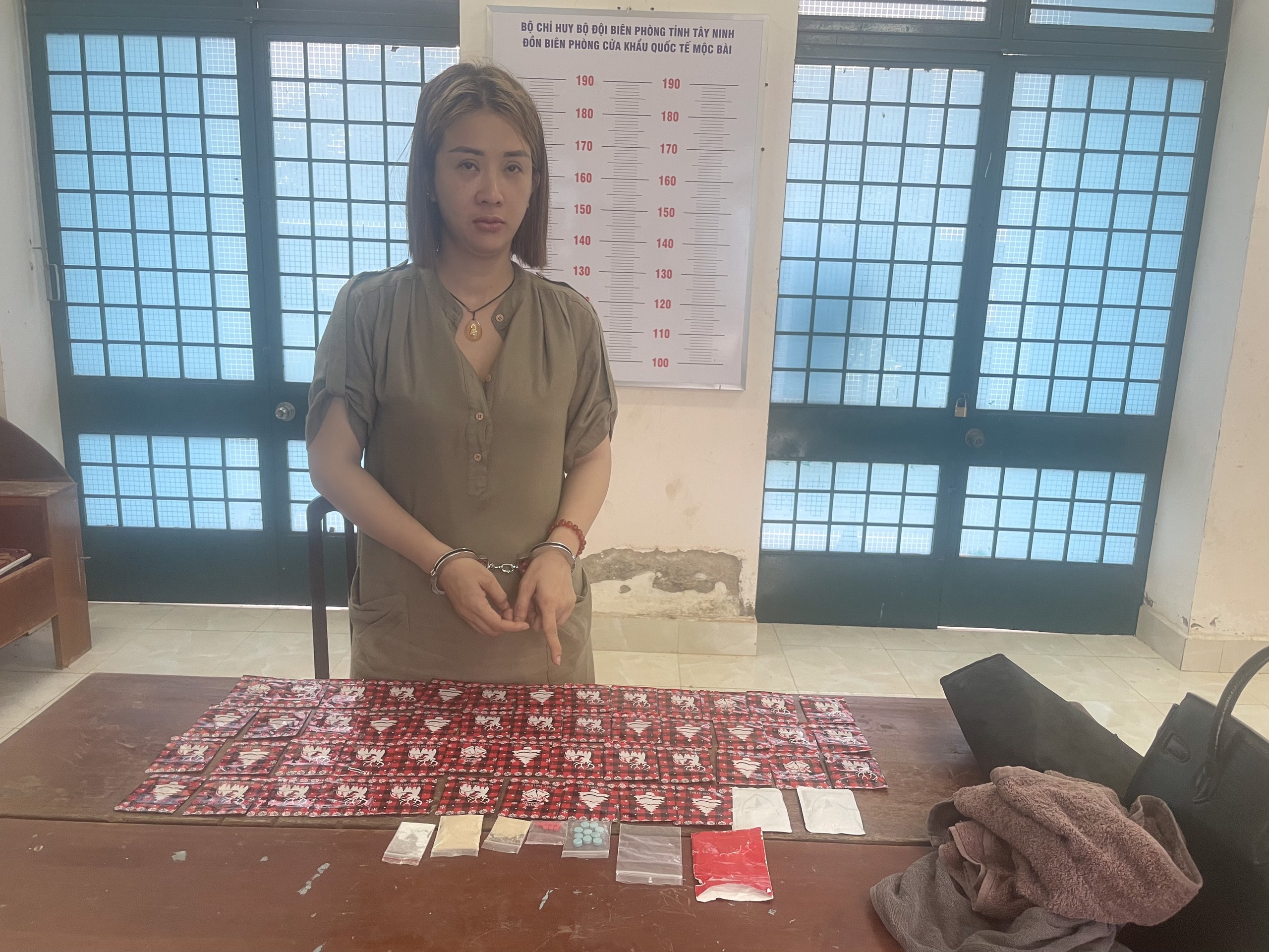 Bắt "hotgirl" mua ma túy từ Campuchia, giấu vào áo ngực đưa về Việt Nam- Ảnh 1.