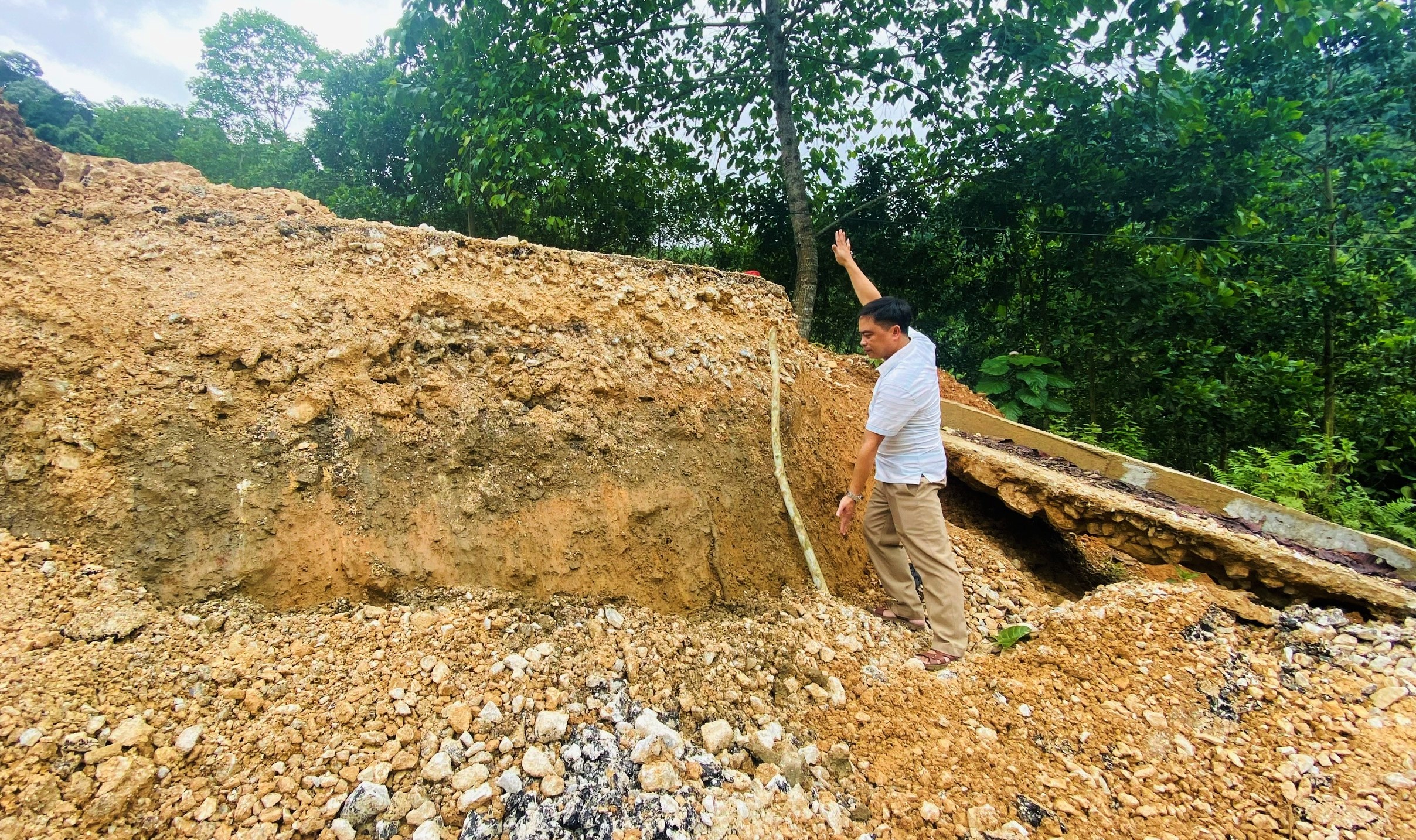 Quốc lộ 16 sụt lún nghiêm trọng, địa phương phải cấm đường, di dời nhiều hộ dân để đảm bảo an toàn- Ảnh 1.