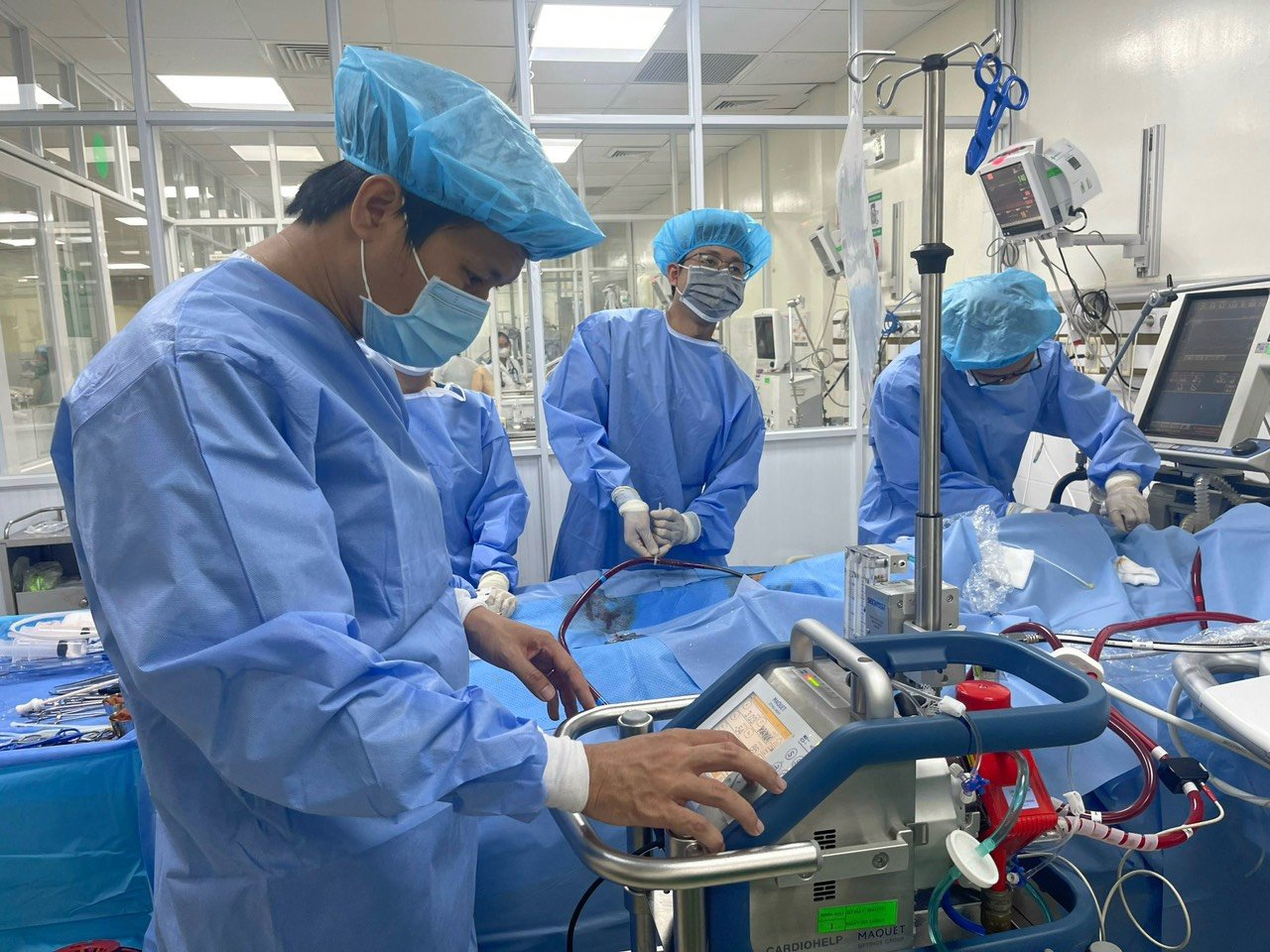 TP.HCM: Báo động đỏ liên viện cứu sống bệnh nhân gặp sự cố rất hiếm gặp sau phẫu thuật- Ảnh 1.