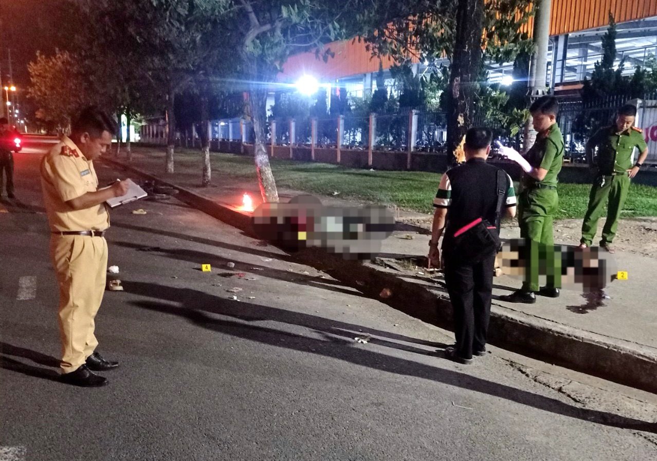 Xe máy "kẹp ba" lao vào lề, 2 người chết, 1 người nguy kịch- Ảnh 1.
