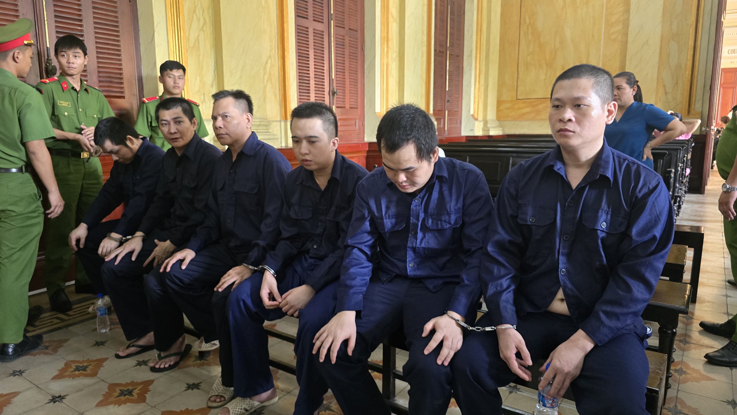 Phạt tù nhóm cựu nhân viên Công ty F88 đe dọa, theo dõi con gái của con nợ để thu hồi nợ- Ảnh 1.