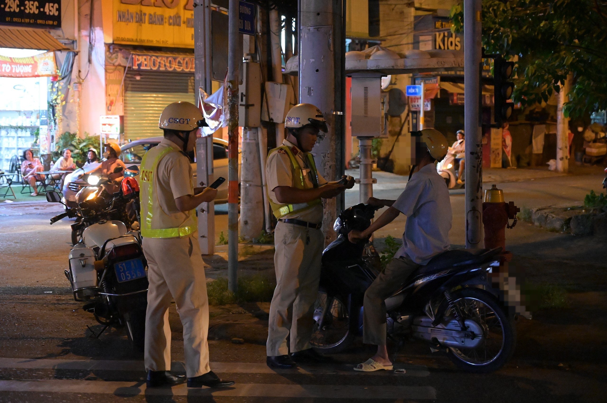 “Ma men” bất ngờ khi bị CSGT ở TP.HCM tạm giữ giấy phép lái xe trên ứng dụng VNeID- Ảnh 1.