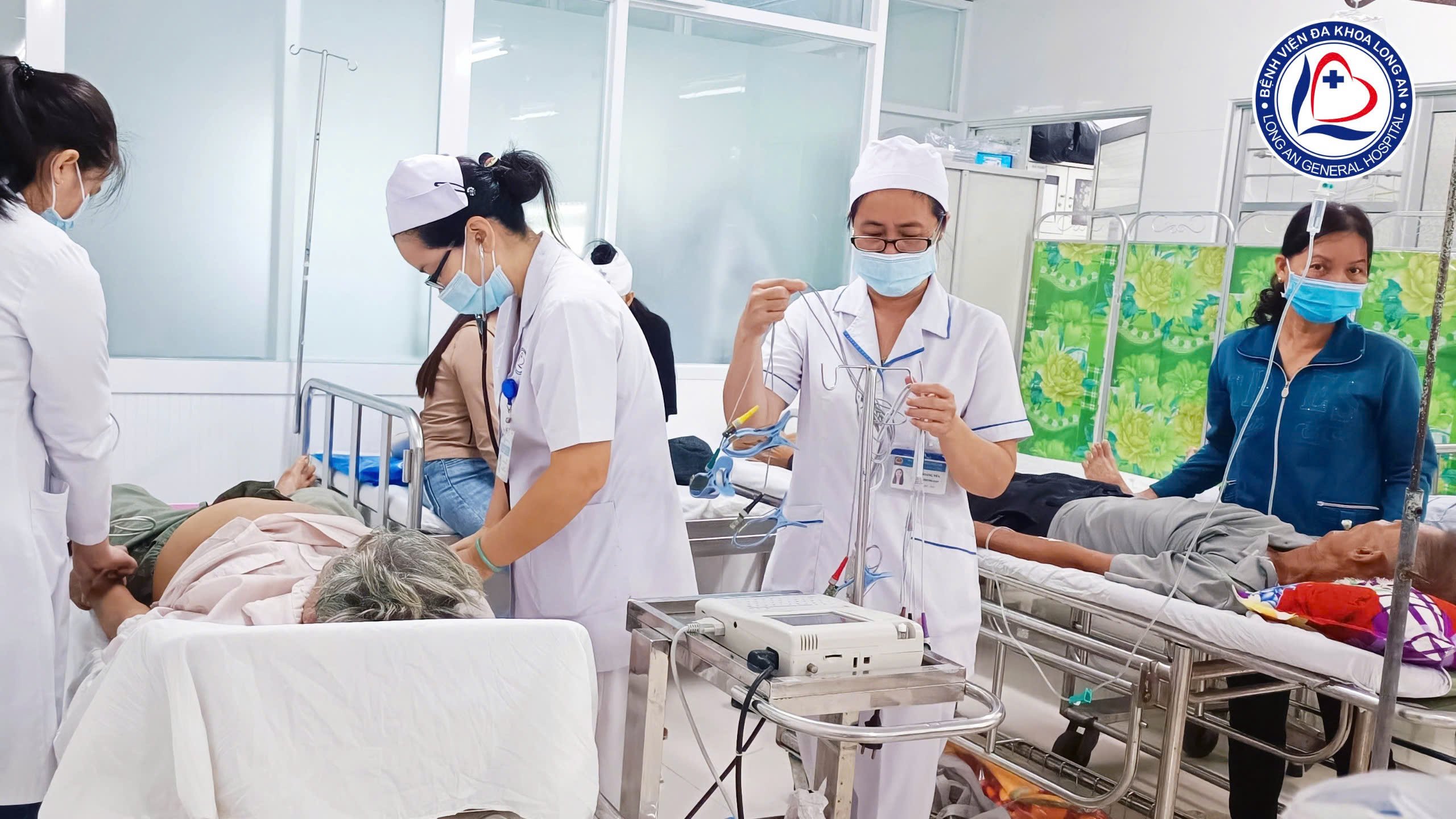 Ô tô va chạm trên cao tốc TPHCM- Trung Lương, 10 người nhập viện ở Long An - Ảnh 1.