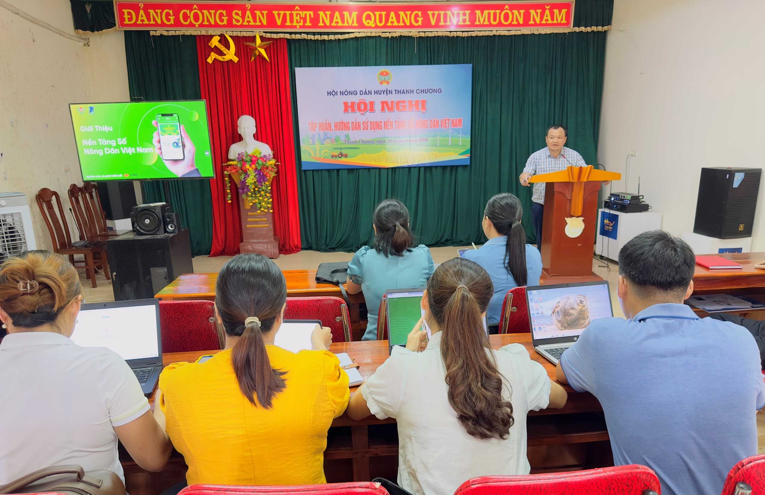 Tăng cường chuyển đổi số, Nông dân Nghệ An sôi nổi cài App Nông dân Việt Nam - Ảnh 2.