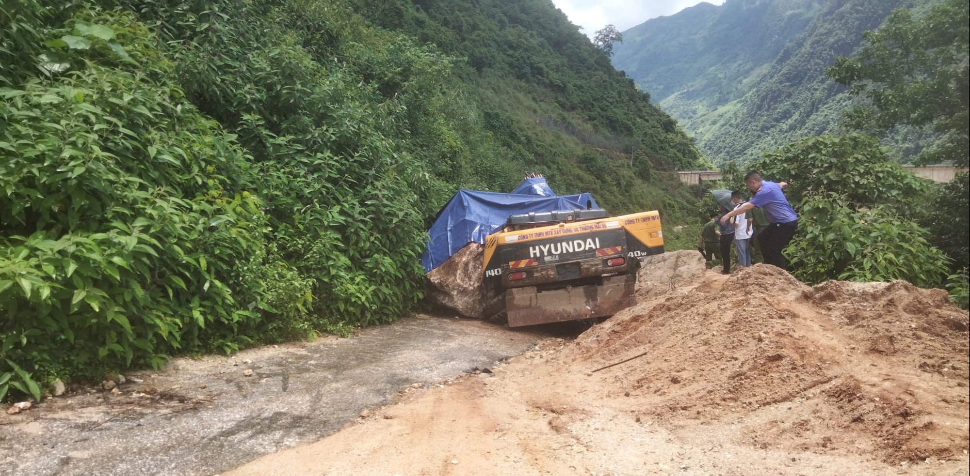 Đá rơi trúng máy xúc khiến một người tử vong- Ảnh 6.