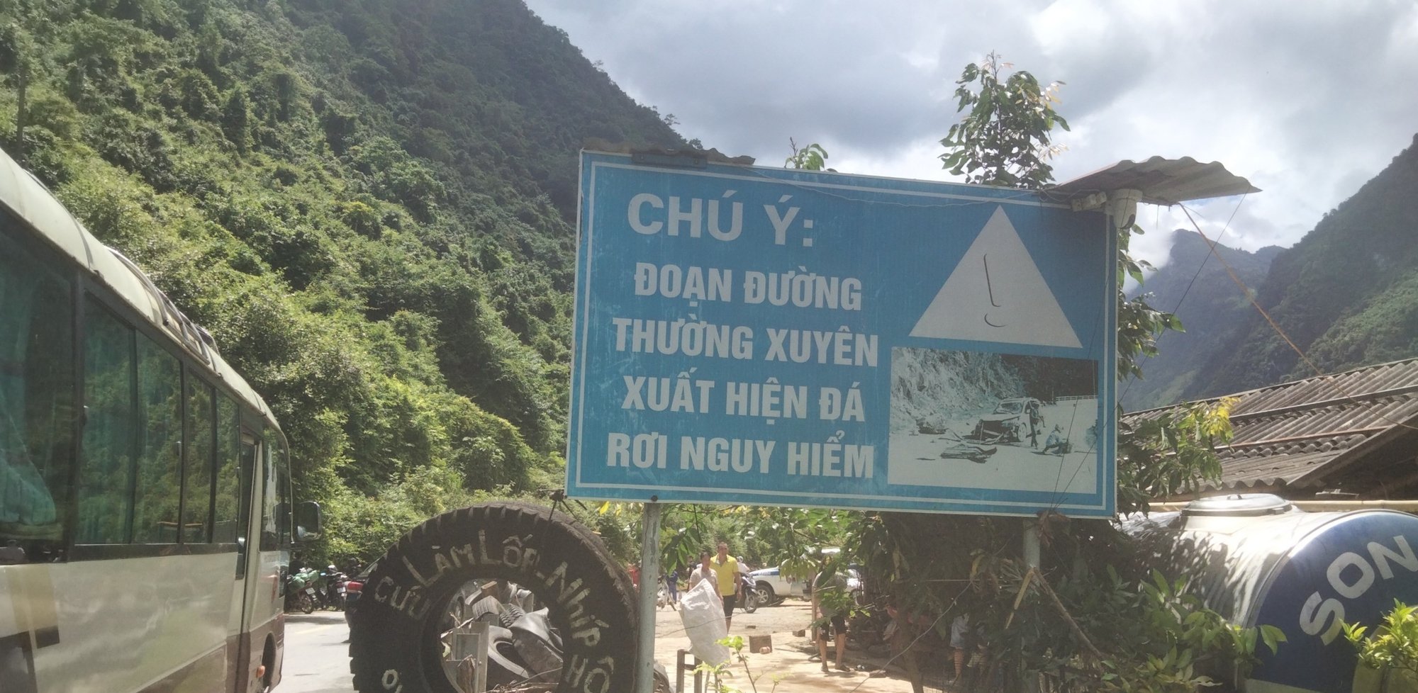Đá rơi trúng máy xúc khiến một người tử vong- Ảnh 8.