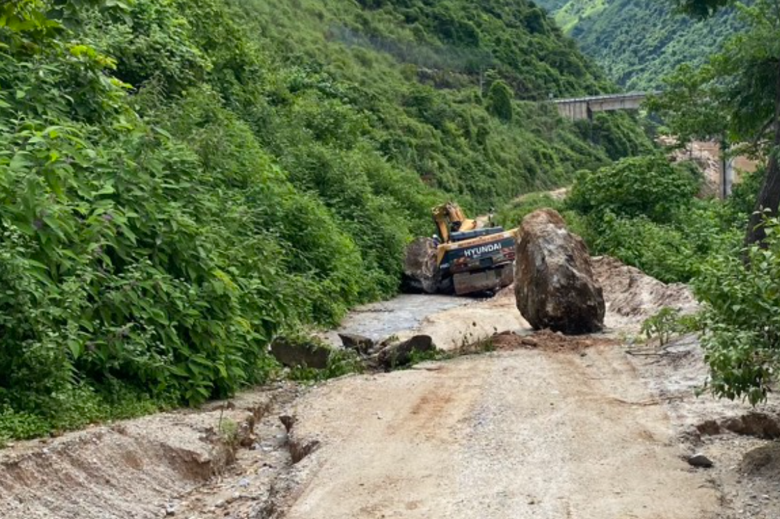 Đá rơi trúng máy xúc khiến một người tử vong- Ảnh 5.