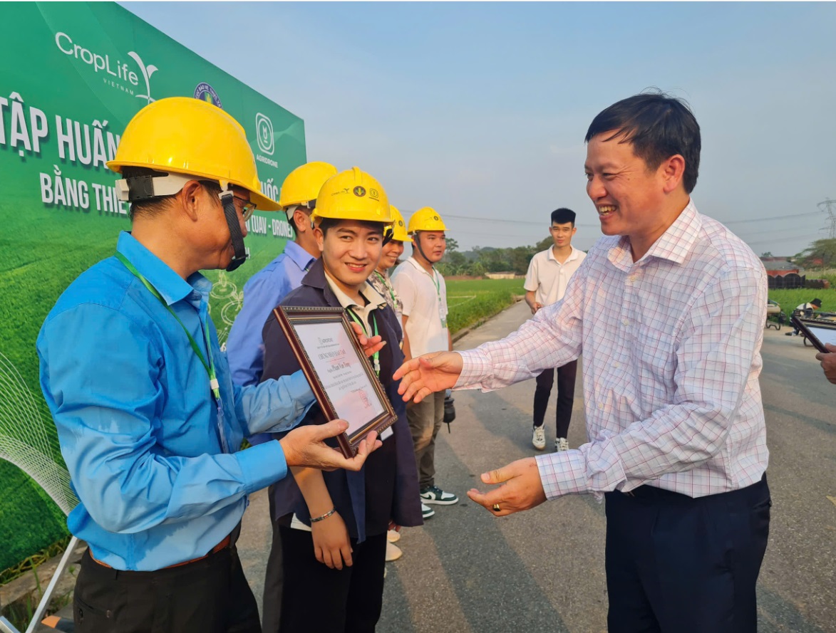 Chuẩn hóa quy trình sử dụng drone trong sản xuất nông nghiệp - Ảnh 1.