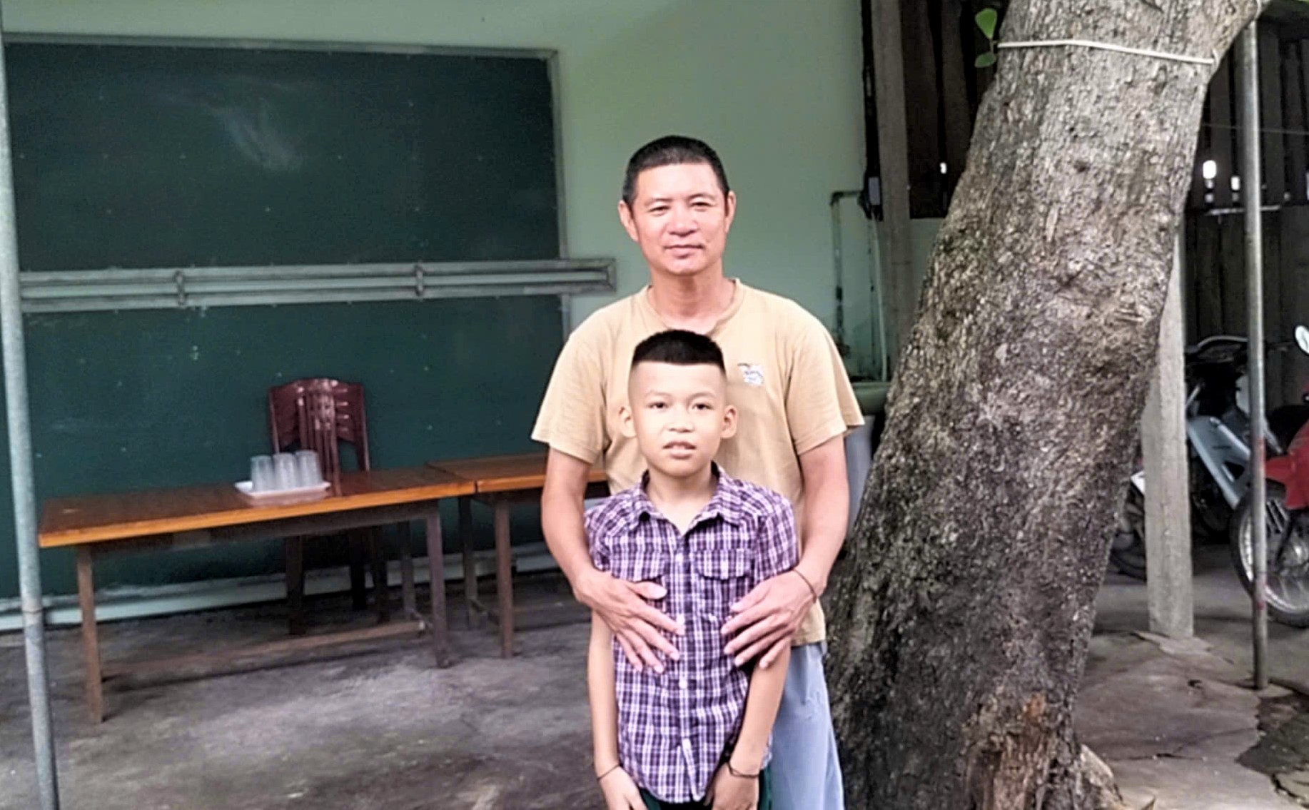 Người đàn ông dũng cảm lao vào dòng nước sâu cứu cháu bé 11 tuổi bị đuối nước- Ảnh 1.