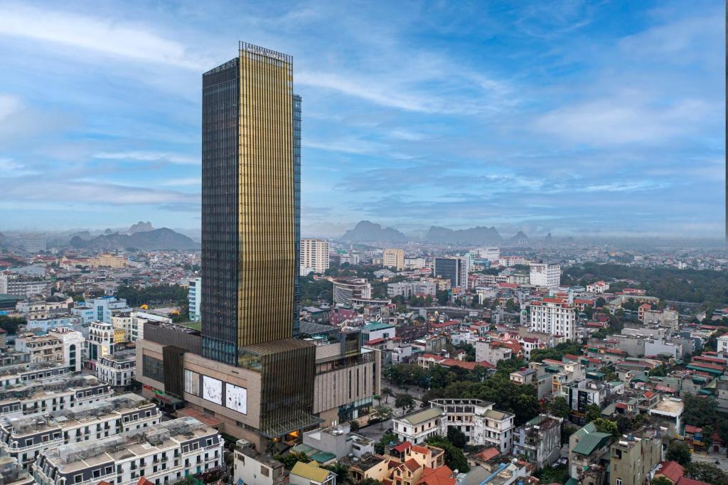 Tỷ phú Phạm Nhật Vượng đầu tư bao nhiêu dự án tại quê nhà Á hậu Phương Nhi?- Ảnh 3.
