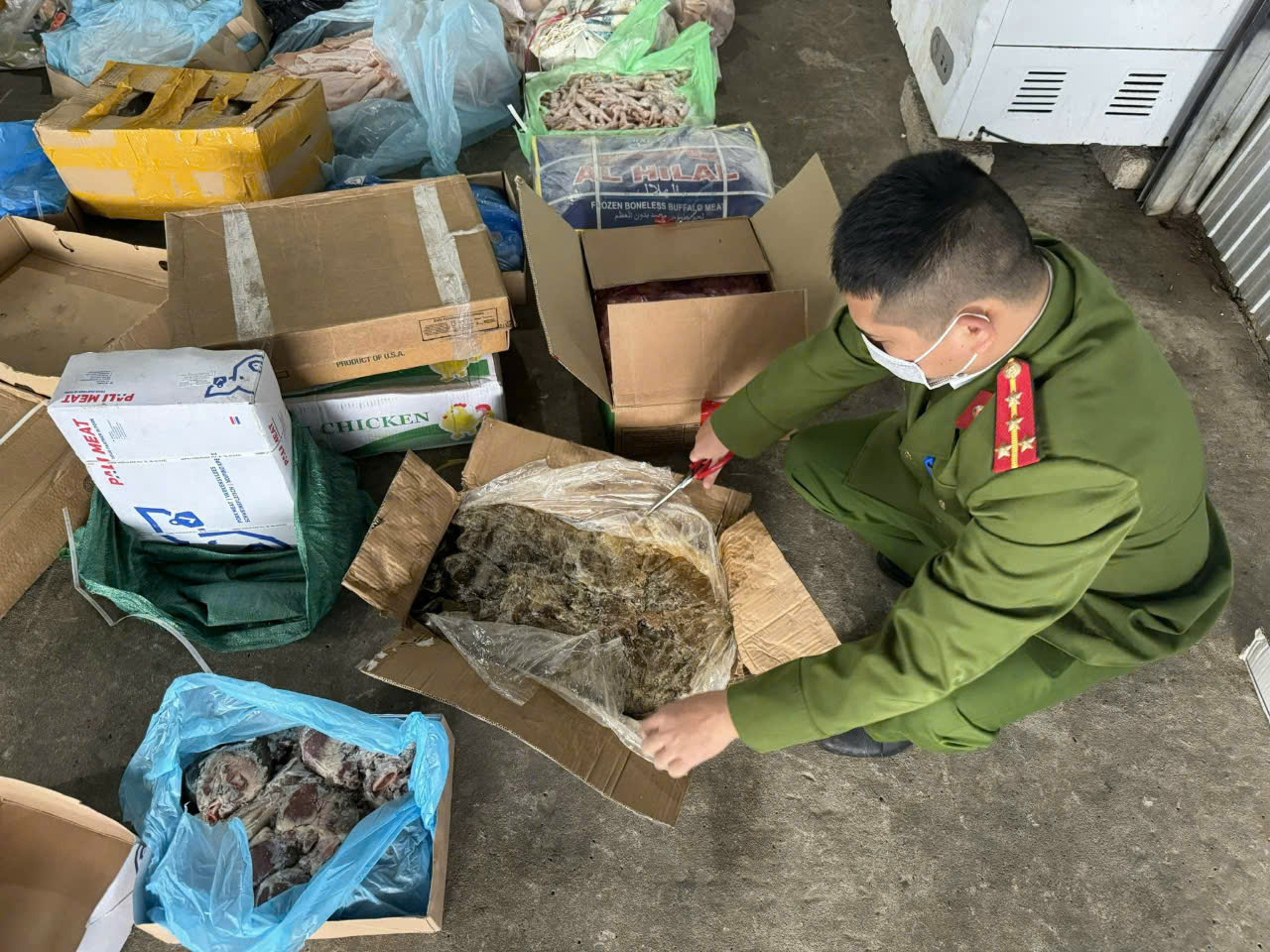 Phát hiện nhiều sản phẩm thịt lợn, thịt gà đã đổi màu, bốc mùi hôi thối tại kho thực phẩm ở Huế- Ảnh 1.