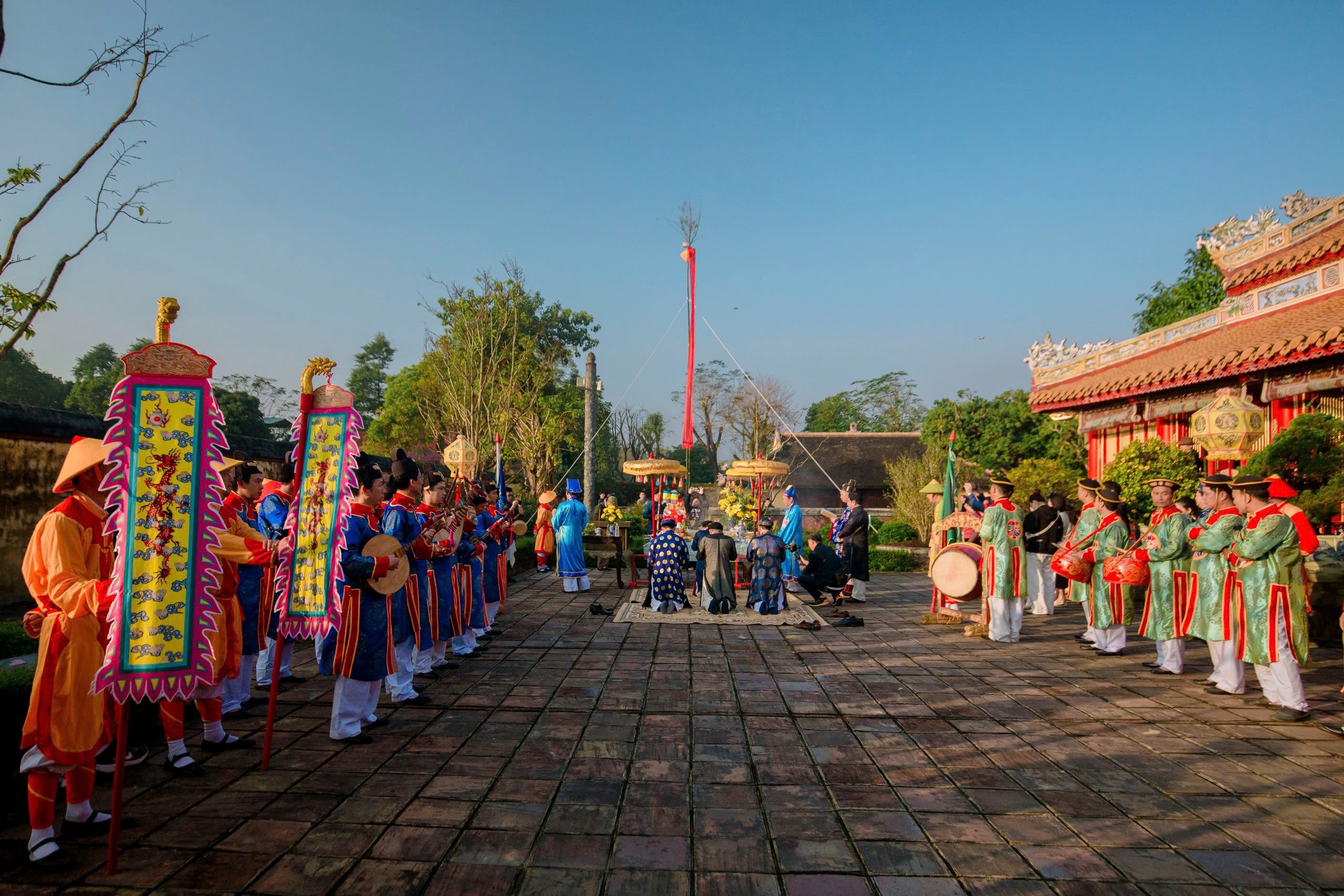 Hoàng cung Huế dựng nêu đón Tết, đuổi trừ tà ma- Ảnh 1.