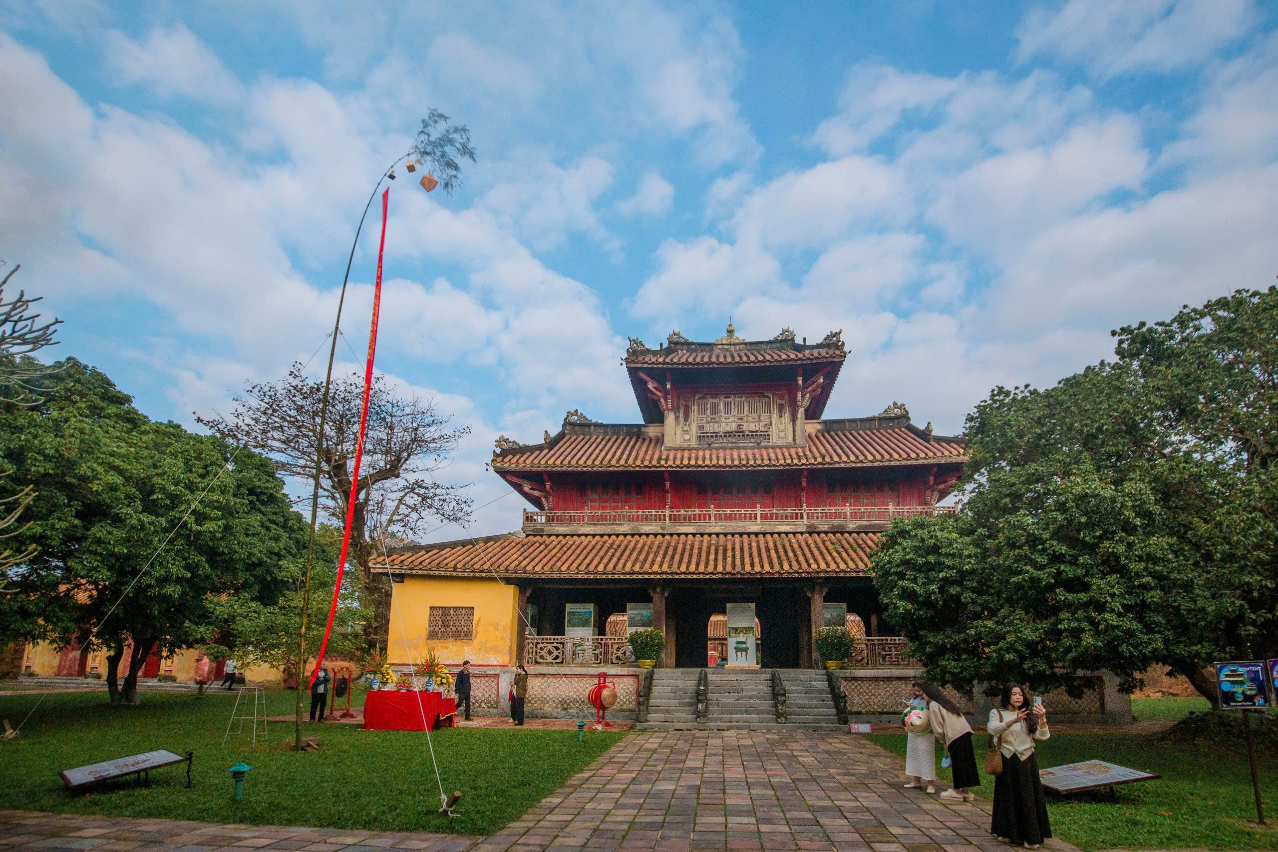 Hoàng cung Huế dựng nêu đón Tết, đuổi trừ tà ma- Ảnh 12.