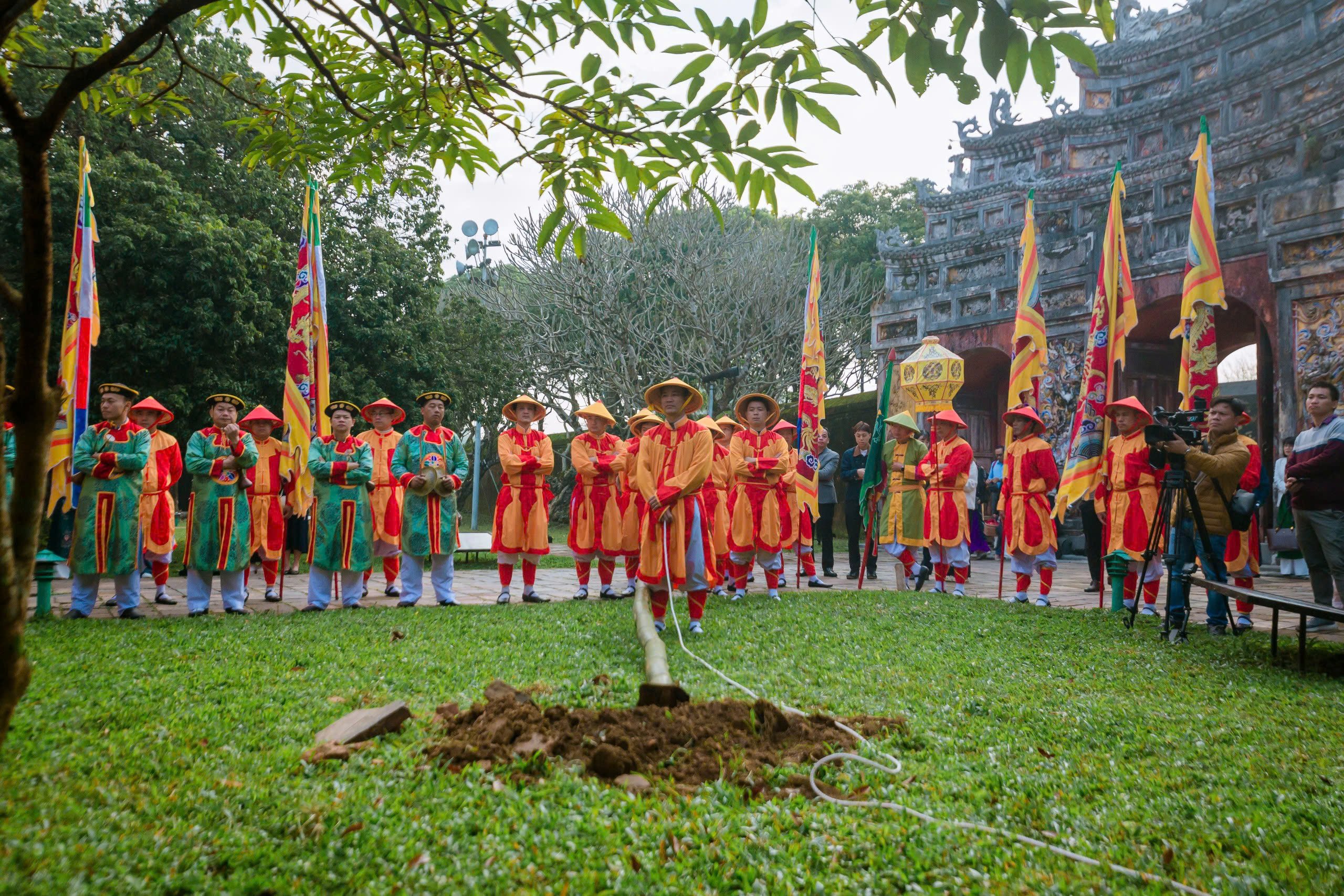 Hoàng cung Huế dựng nêu đón Tết, đuổi trừ tà ma- Ảnh 2.