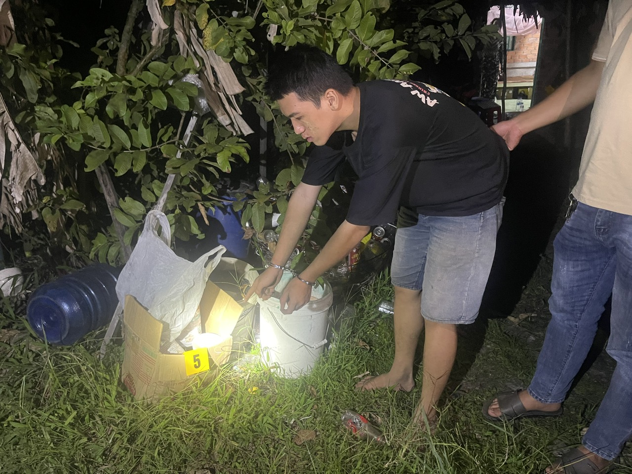 Công an bắt đối tượng học chế tạo pháo trên mạng đem bán ngoài thị trường ở Long An - Ảnh 1.