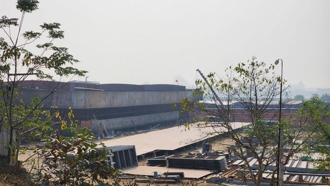 Đoàn liên ngành từng xử phạt nhưng cơ sở đóng tàu không phép tại Ninh Bình vẫn hoạt động gây sạt lở sông - Ảnh 1.
