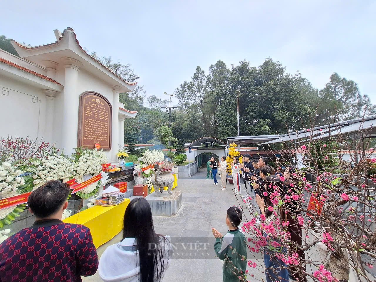 Du khách du xuân nườm nượp tới dâng hương ở Khu di tích Ngã ba Đồng Lộc - vùng đất thiêng của Hà Tĩnh- Ảnh 2.
