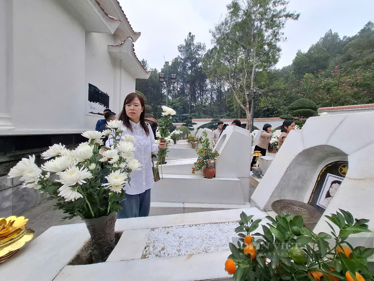 Du khách du xuân nườm nượp tới dâng hương ở Khu di tích Ngã ba Đồng Lộc - vùng đất thiêng của Hà Tĩnh- Ảnh 4.