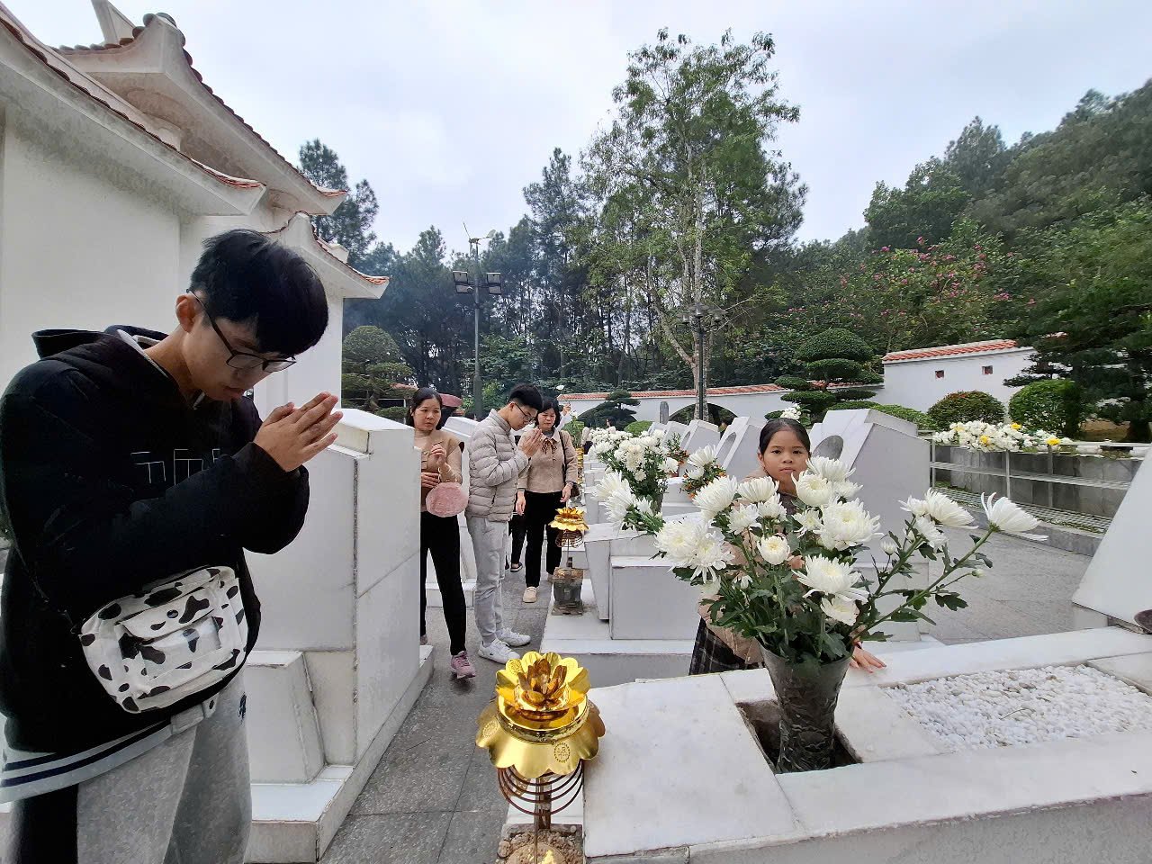 Du khách du xuân nườm nượp tới dâng hương ở Khu di tích Ngã ba Đồng Lộc - vùng đất thiêng của Hà Tĩnh- Ảnh 3.