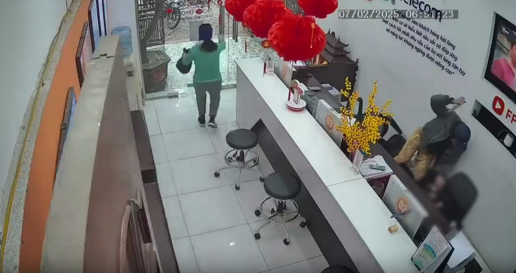 Người đàn ông dùng dao đe dọa “tao sẽ giết chết chúng mày” có thể bị xử lý thế nào? - Ảnh 1.