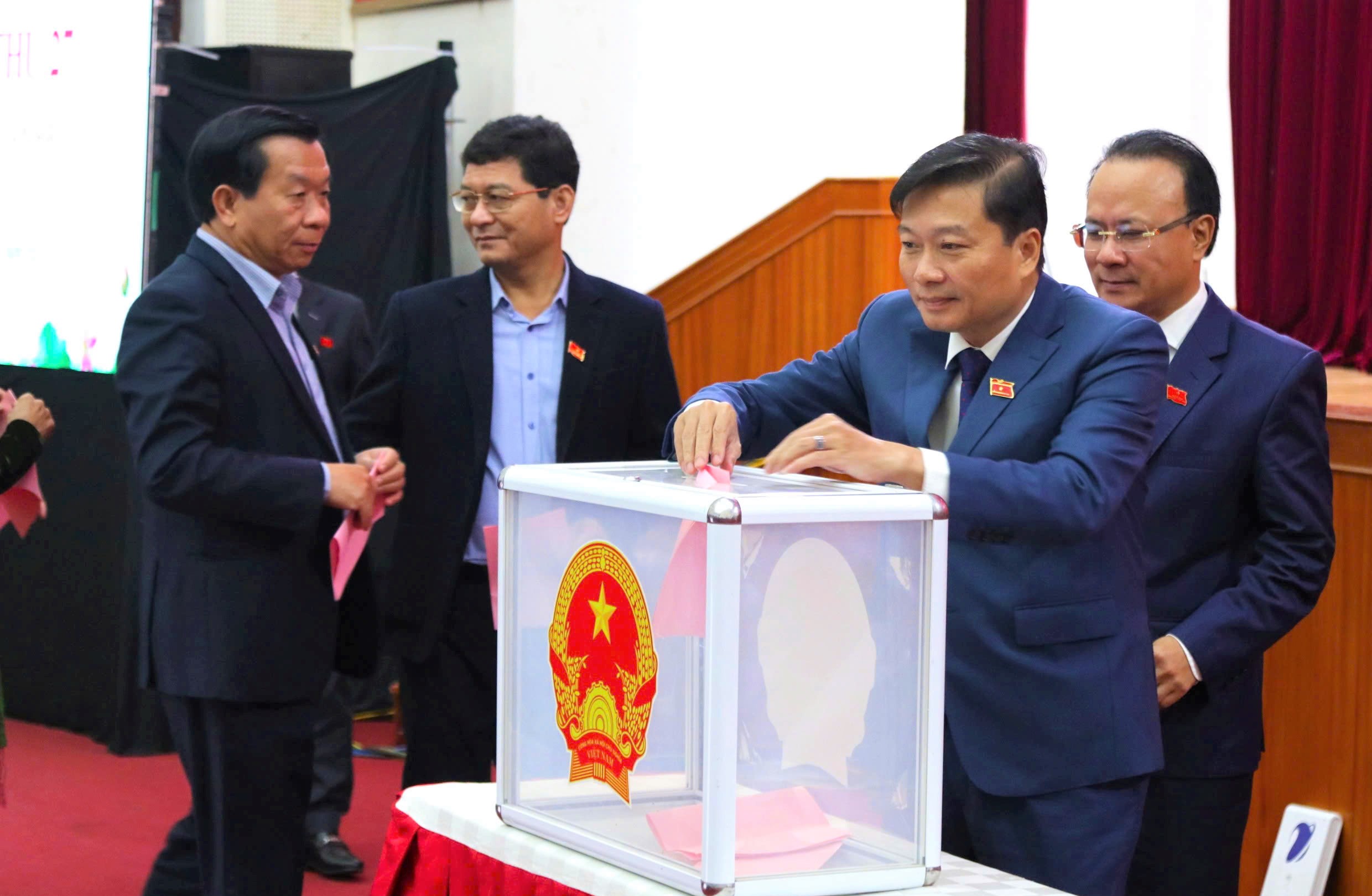 Hai giám đốc sở ở Nghệ An được bầu giữ chức Phó Chủ tịch UBND tỉnh Nghệ An- Ảnh 1.