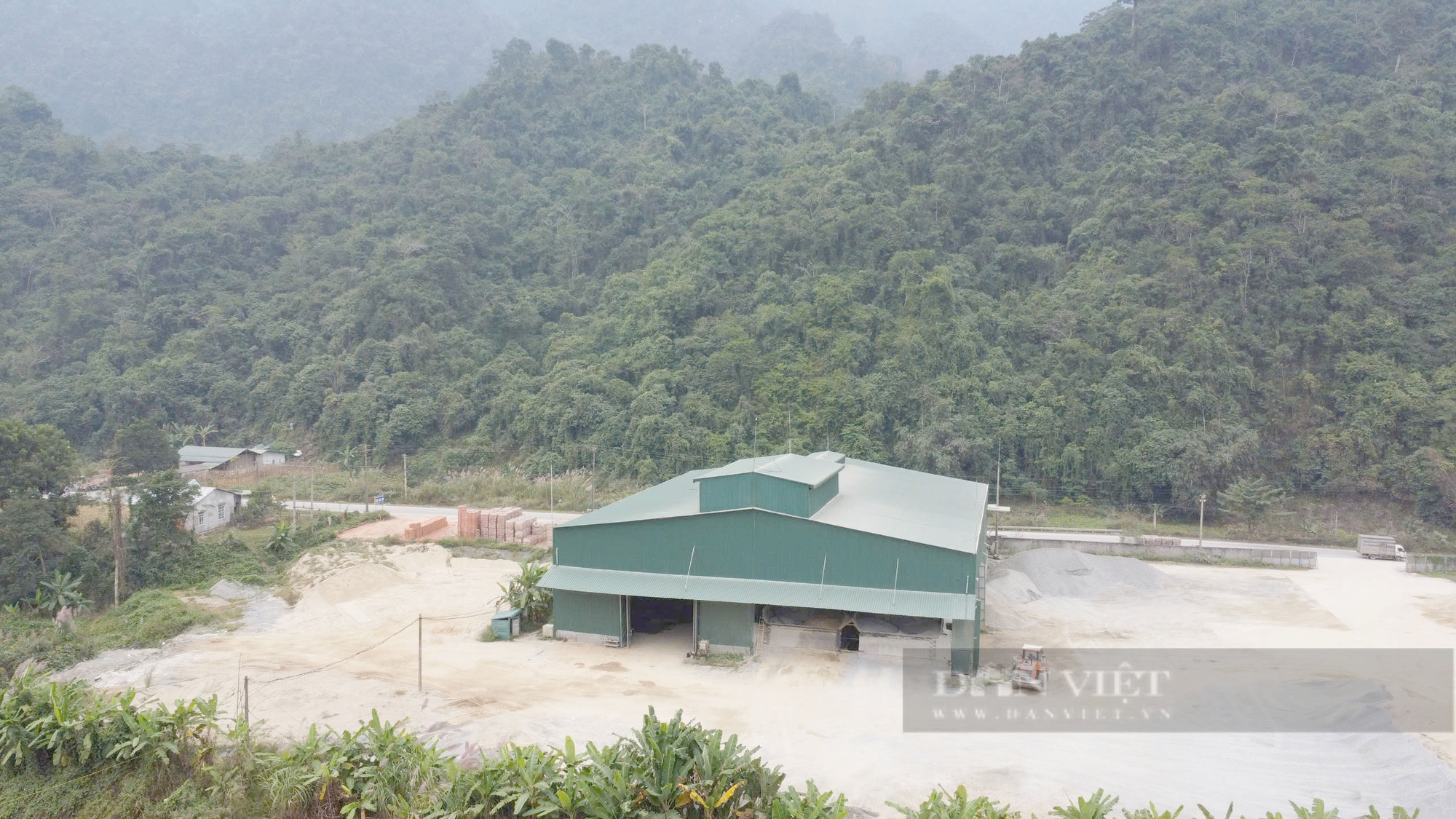Hà Giang: Xử lý chưa triệt để các công trình "khủng" trái phép trên Quốc lộ 4C- Ảnh 1.