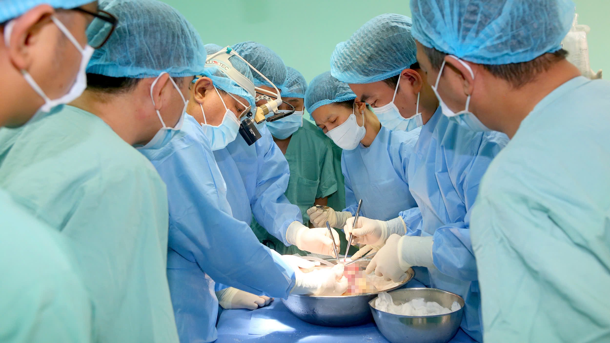 Người đàn ông suy tim giai đoạn cuối được cứu sống nhờ ca ghép tim xuyên Việt- Ảnh 1.