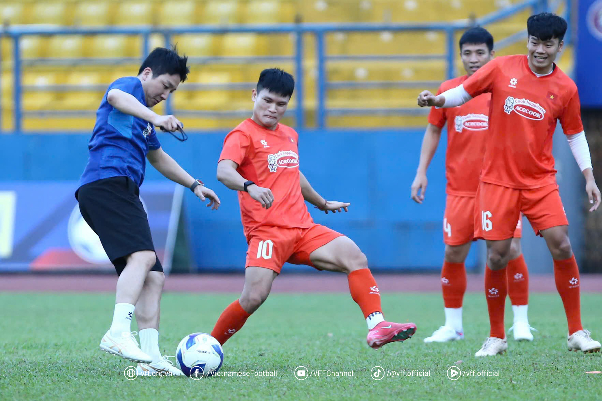 ĐT Việt Nam đón tin vui từ “Quả bóng Vàng Việt Nam 2024” - Ảnh 2.
