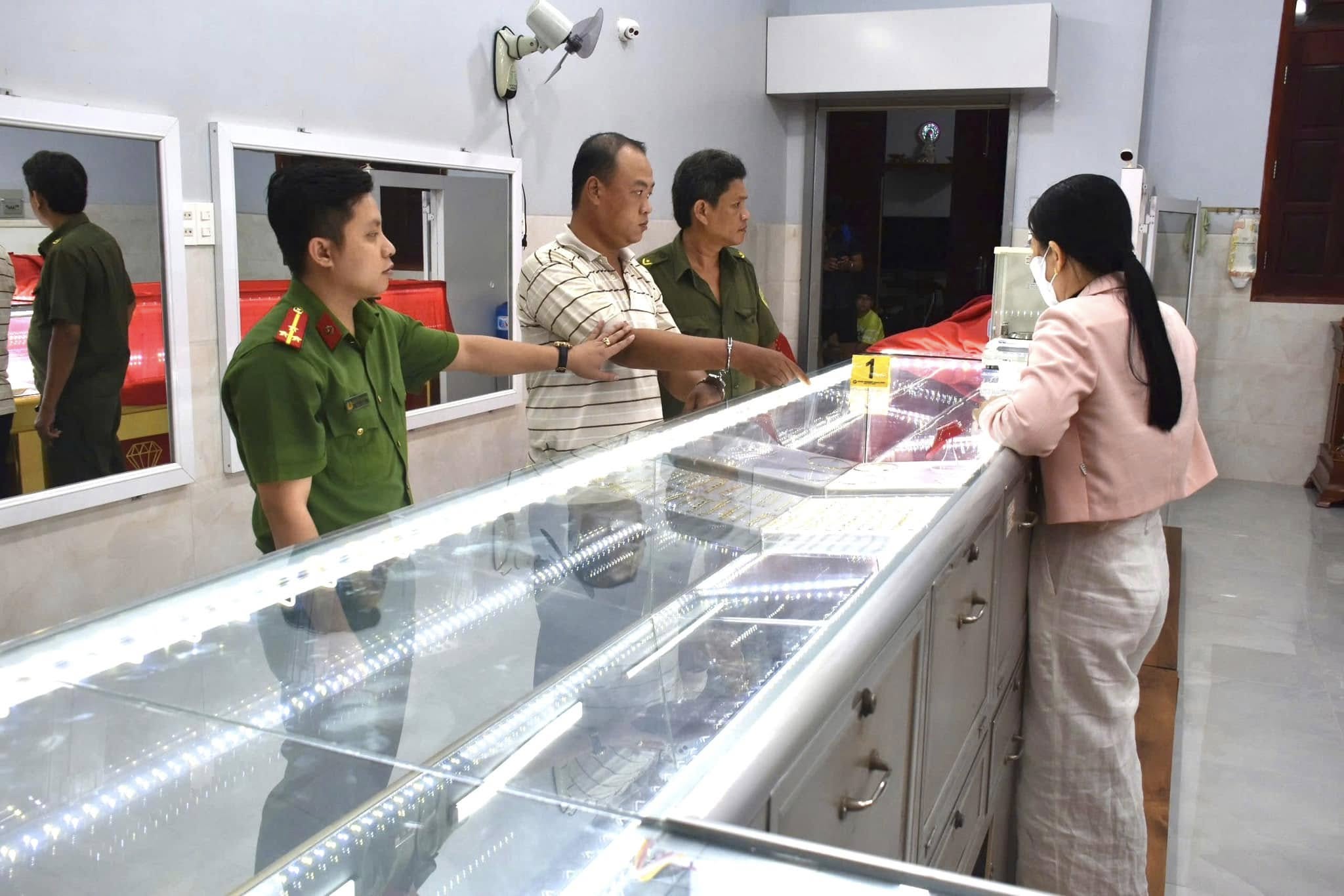 TIN NÓNG 24 GIỜ QUA: "Thông chốt" tông CSGT rồi bỏ chạy; bắt giữ kẻ vào tiệm vàng giật nhẫn, lắc vàng - Ảnh 2.