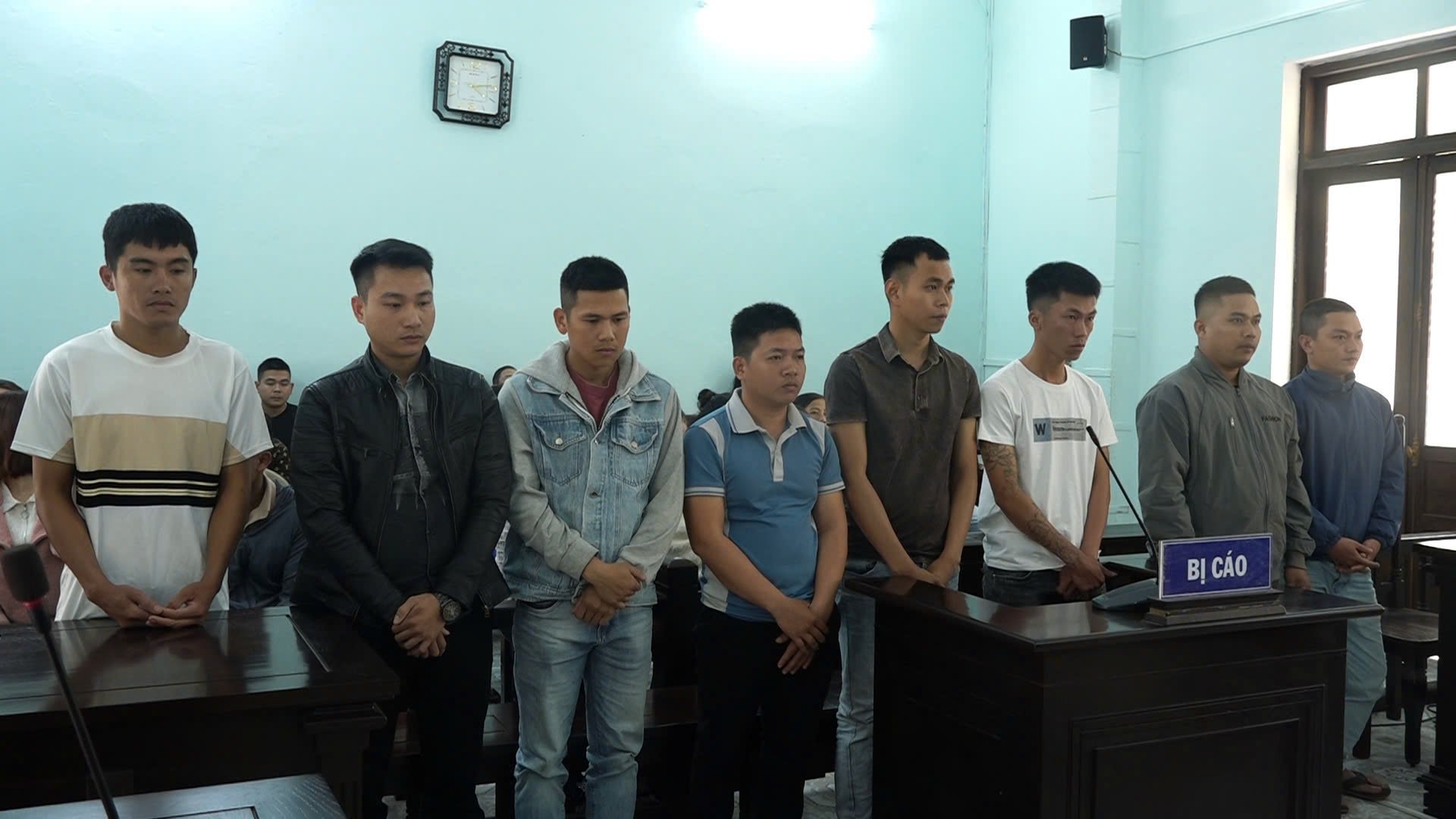 8 nam thanh niên ở Huế tổ chức tiệc bay lắc tại quán bar - Ảnh 1.