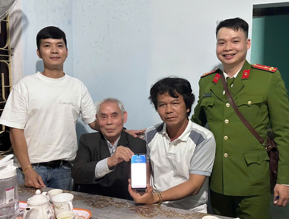 Công an giúp chủ đại lý vé số nhận lại số tiền lớn suýt bị mất do chi trả nhầm giải thưởng- Ảnh 1.