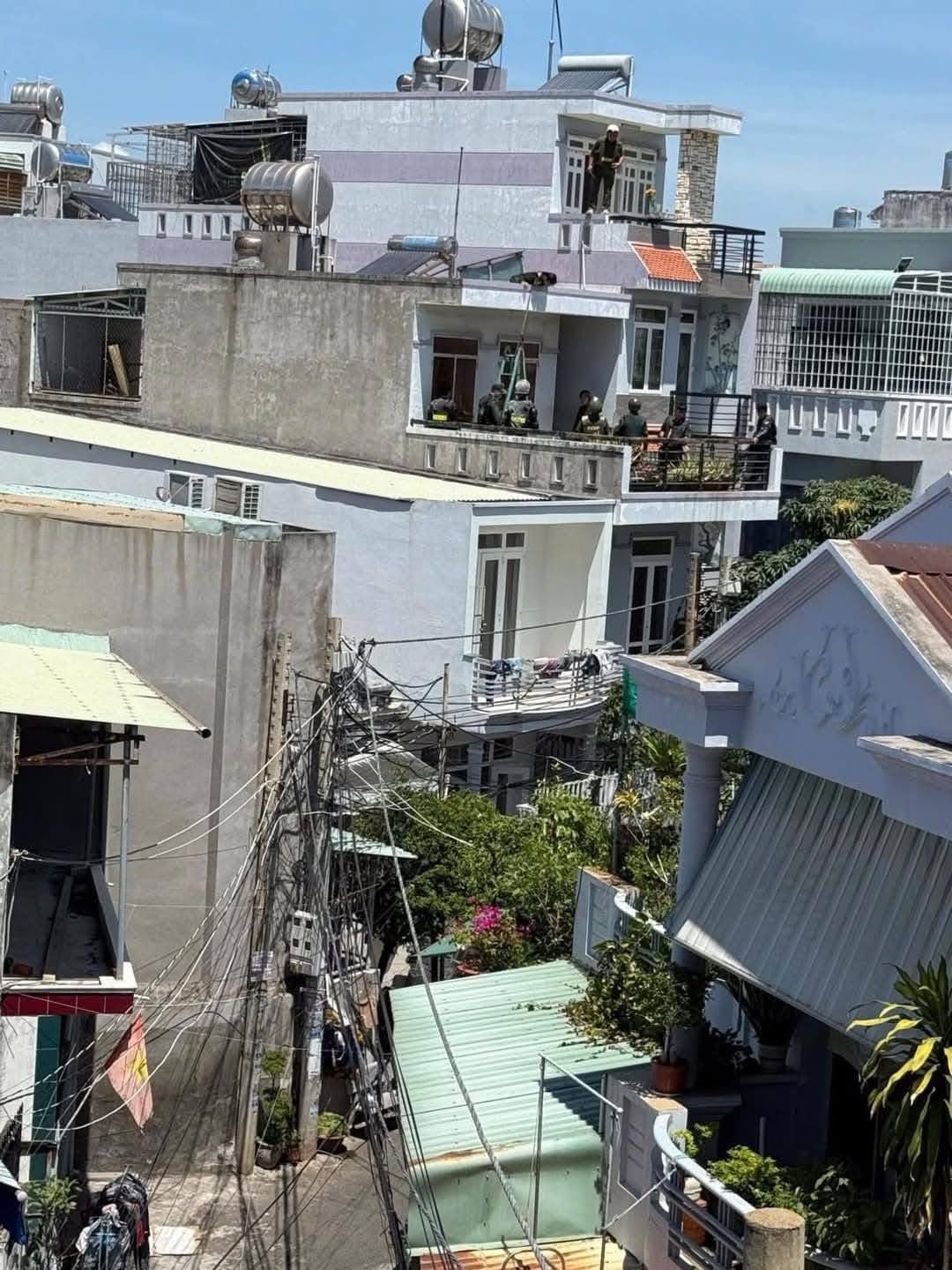 Vụ vây bắt kẻ nghi 'ngáo đá', đốt xe đâm người: Cảnh sát cơ động bị đâm đã hy sinh- Ảnh 1.