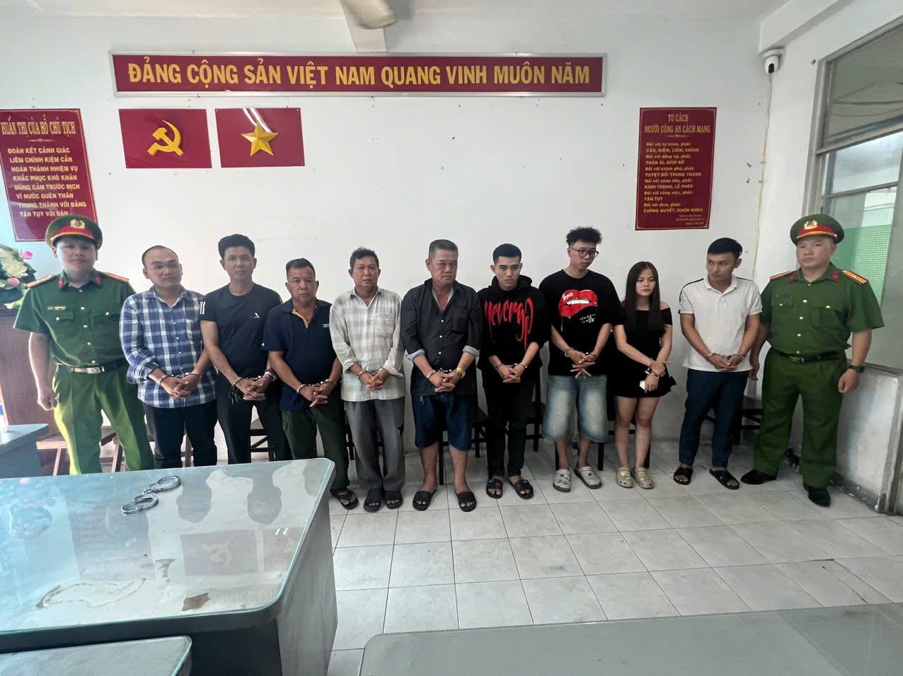 TIN NÓNG 24 GIỜ QUA: Đốt xe máy, đâm cảnh sát rồi cố thủ; bắt 9 người vụ "khiêng quan tài dạo phố"- Ảnh 2.