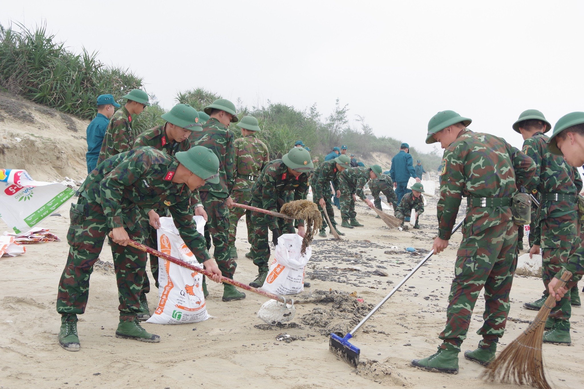 Lượng dầu vón cục trôi dạt vào bờ biển ở Huế lớn hơn nhiều lần ước tính ban đầu- Ảnh 2.