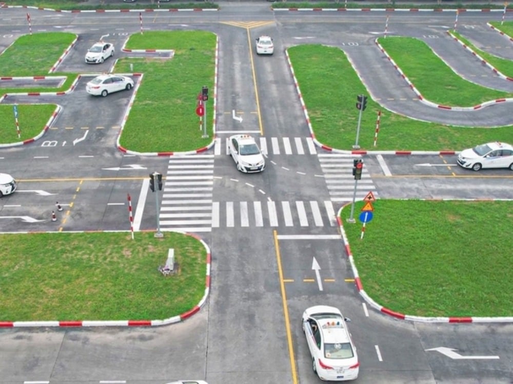 Điểm mới về sát hạch lái xe hạng A1, A, B1: Trượt lý thuyết vẫn được thi thực hành? - Ảnh 1.