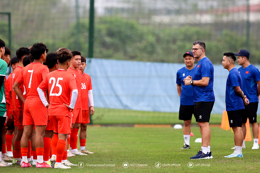HLV Cristiano Roland tiết lộ lý do tái hợp U17 Việt Nam - Ảnh 1.