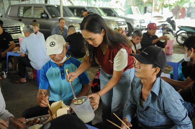 “Phiên Chợ Trái Tim”: Mái nhà của những trái tim thiện nguyện - Ảnh 34.