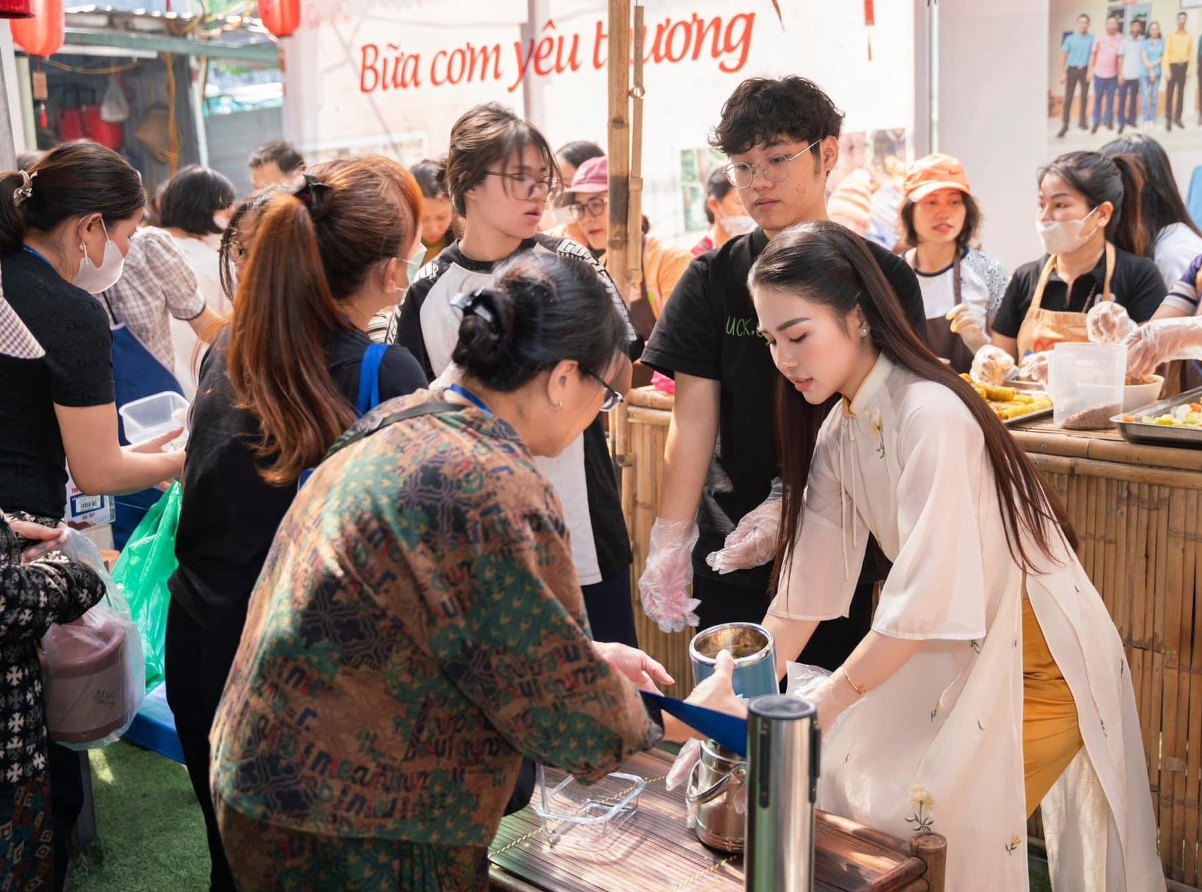 Á hậu Hoàn cầu Quốc tế 2024 Đỗ Hà Trang: “Có hình ảnh khiến tôi luôn đau đáu tại Bữa Cơm Yêu Thương” - Ảnh 8.